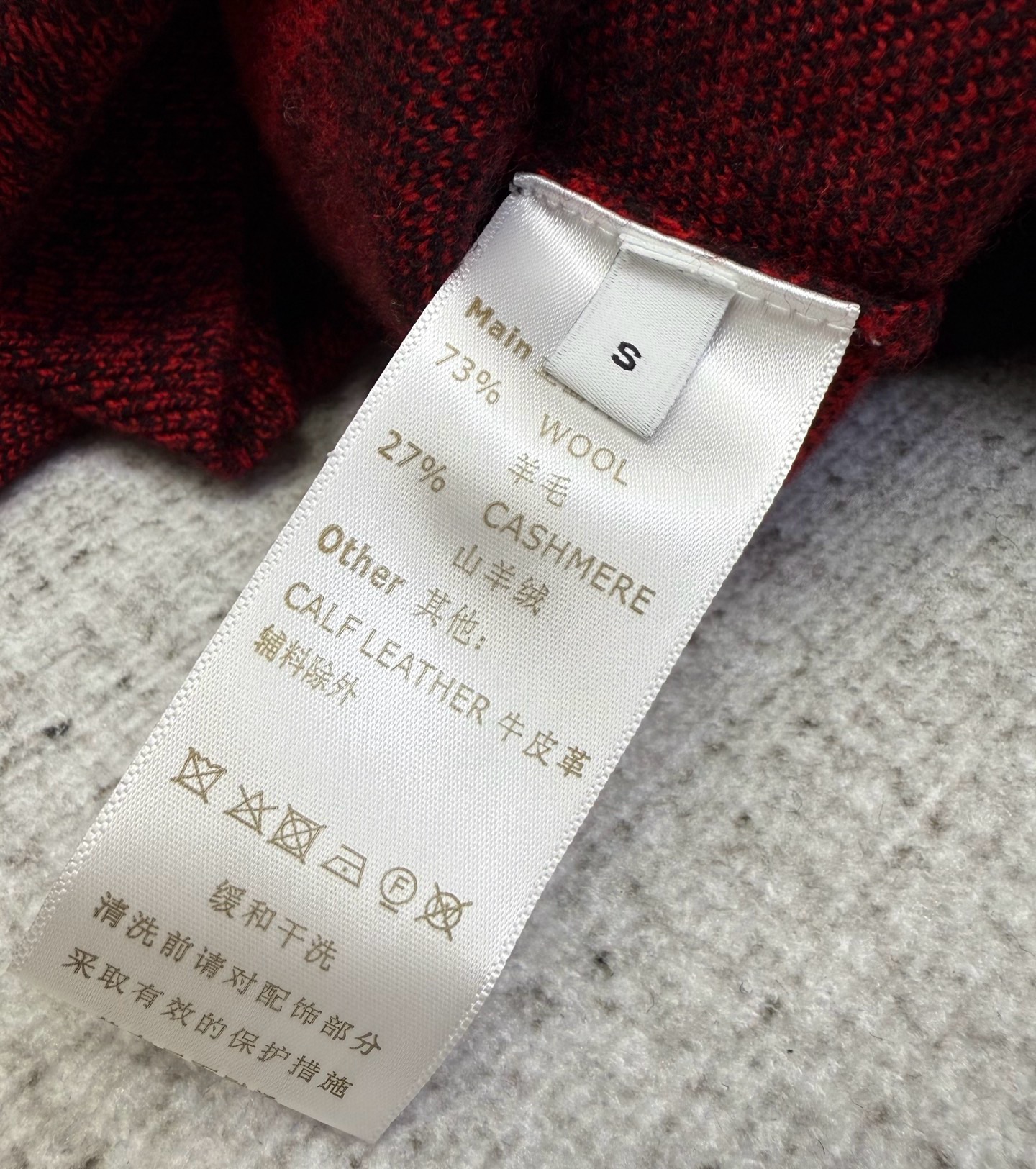 LouisVuitto*🆕25早秋新款红黑格子V领针织开衫 美式复古风格 金色纽扣点缀 袖口有流苏装饰 