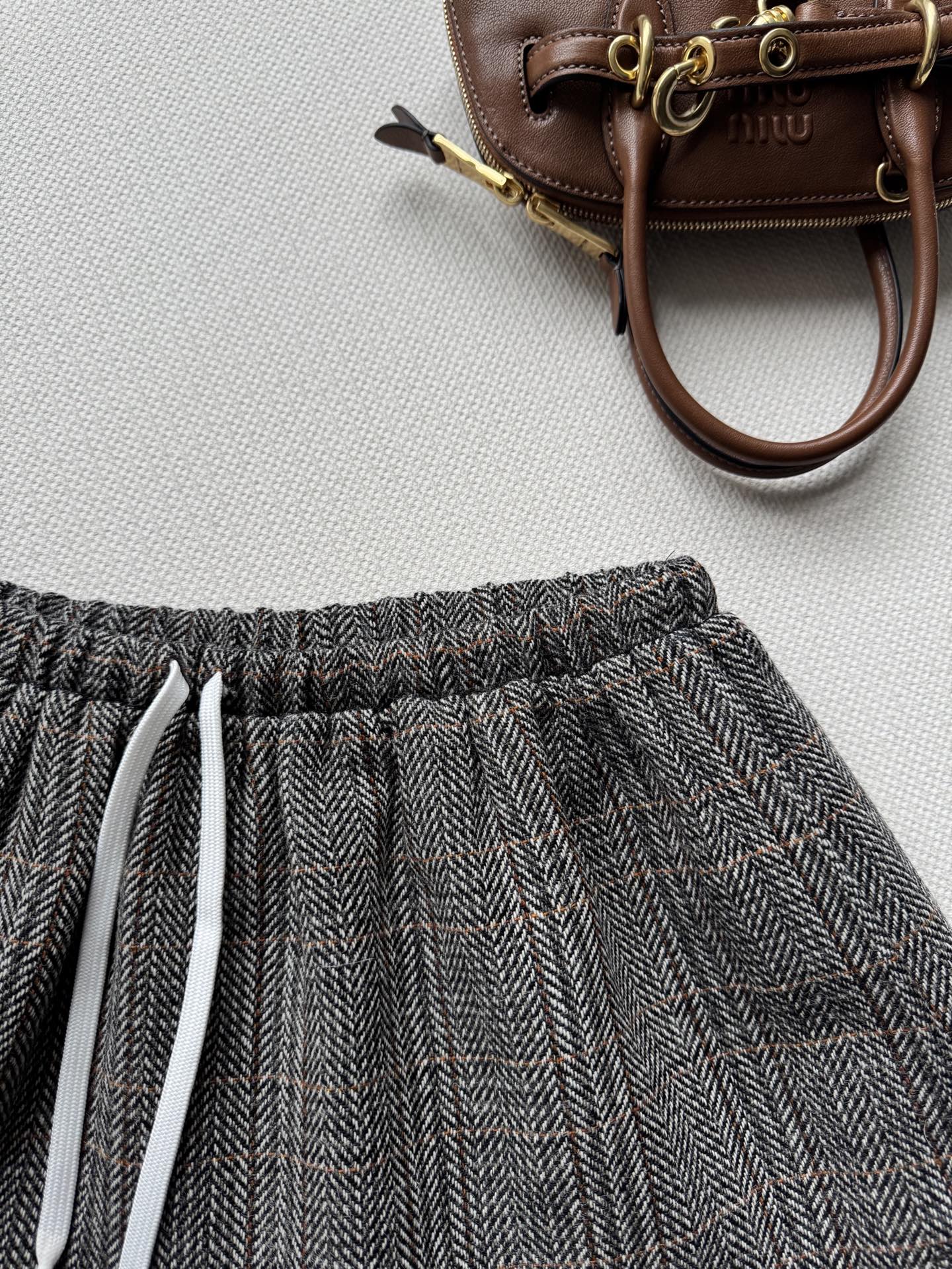 Miumi*🆕25Fw早秋新款 贴布绣字母徽标半裙丨原版开发！高版出品！定制进口yb绵羊毛材质，面料柔软