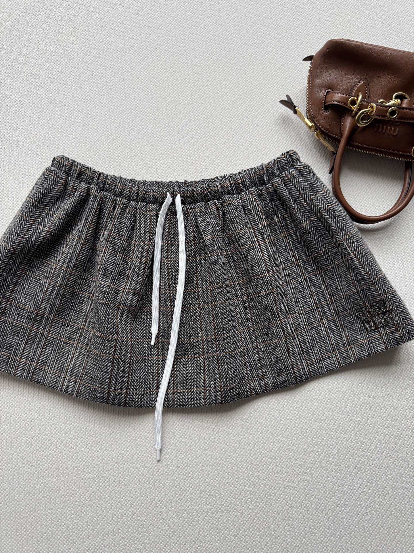 Miumi*🆕25Fw早秋新款 贴布绣字母徽标半裙丨原版开发！高版出品！定制进口yb绵羊毛材质，面料柔软