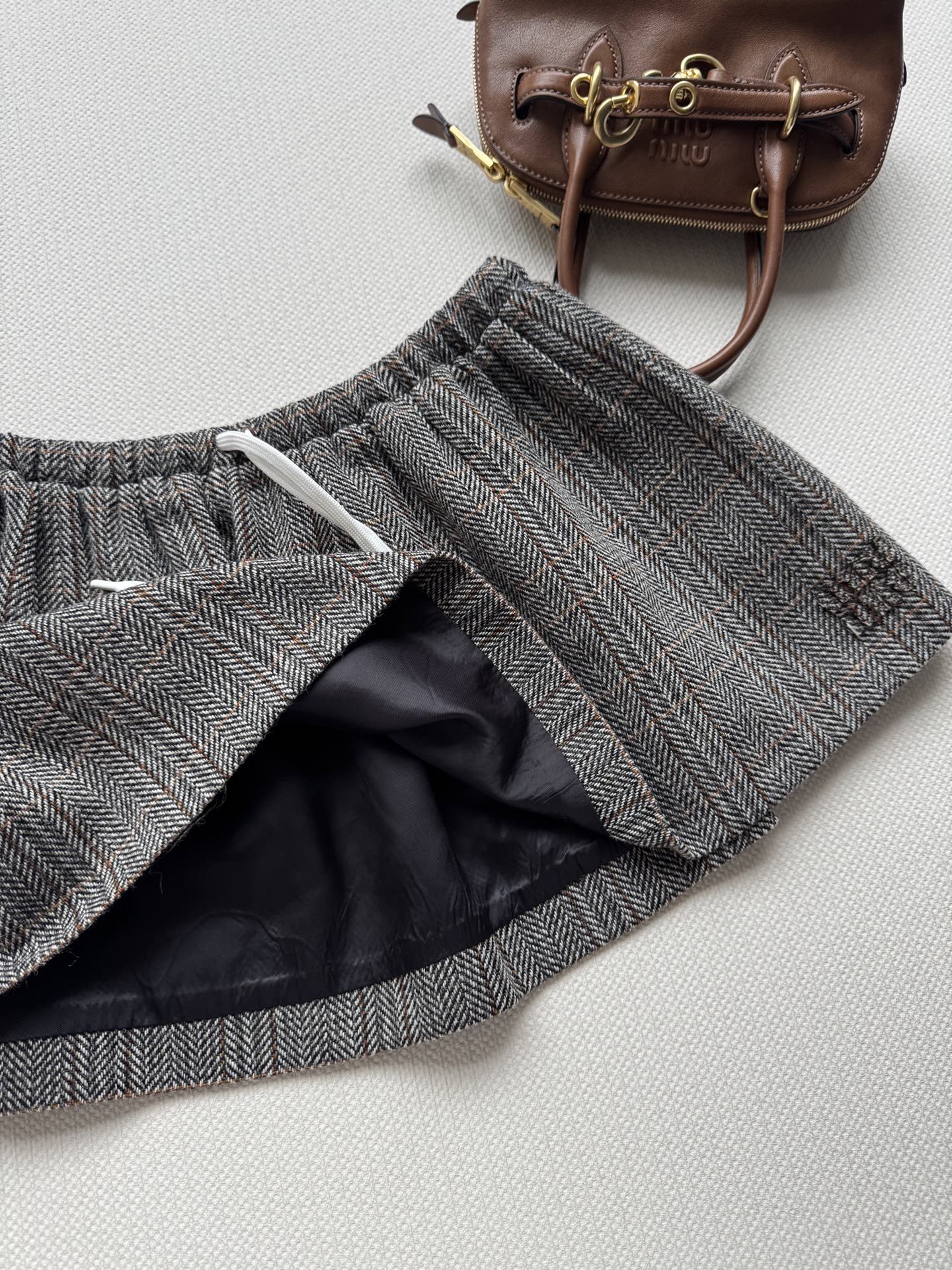 Miumi*🆕25Fw早秋新款 贴布绣字母徽标半裙丨原版开发！高版出品！定制进口yb绵羊毛材质，面料柔软