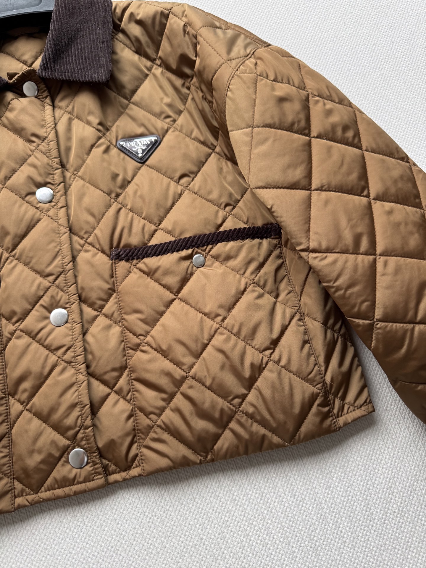 Prad* 🆕25FW秋冬新品 啡色菱形格棉服短外套丨原版开发！高版出品！菱格绗缝设计，质感高级又具复古