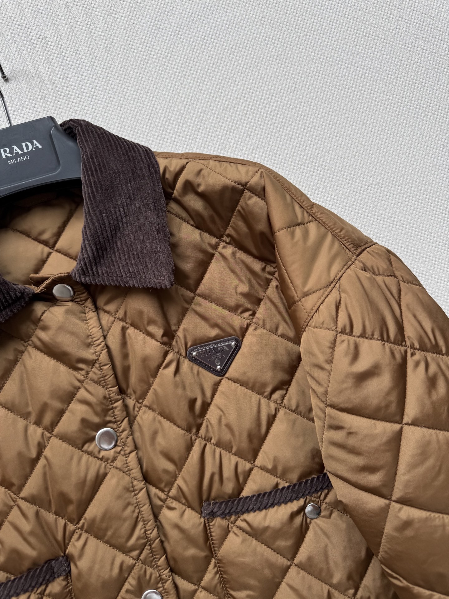 Prad* 🆕25FW秋冬新品 啡色菱形格棉服短外套丨原版开发！高版出品！菱格绗缝设计，质感高级又具复古