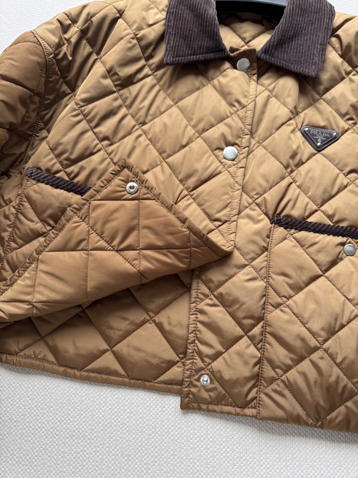 Prad* 🆕25FW秋冬新品 啡色菱形格棉服短外套丨原版开发！高版出品！菱格绗缝设计，质感高级又具复古