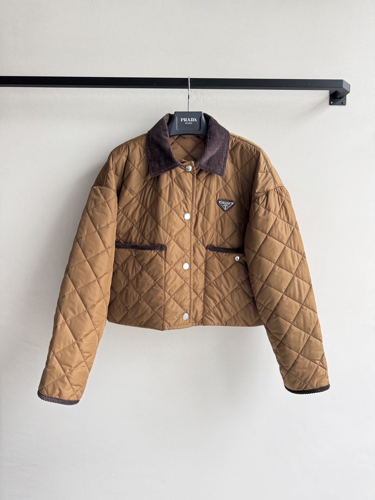 Prad* 🆕25FW秋冬新品 啡色菱形格棉服短外套丨原版开发！高版出品！菱格绗缝设计，质感高级又具复古