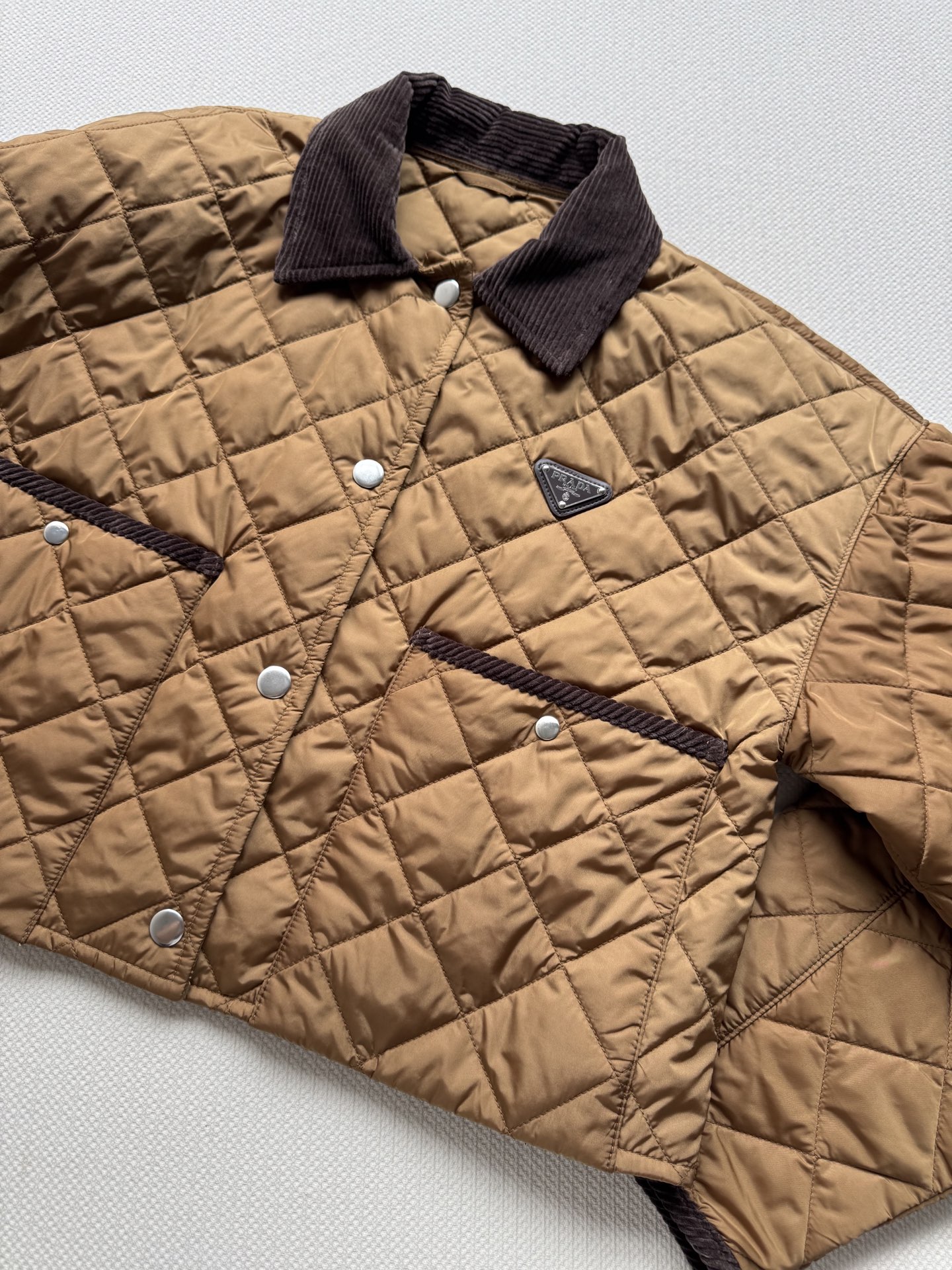Prad* 🆕25FW秋冬新品 啡色菱形格棉服短外套丨原版开发！高版出品！菱格绗缝设计，质感高级又具复古