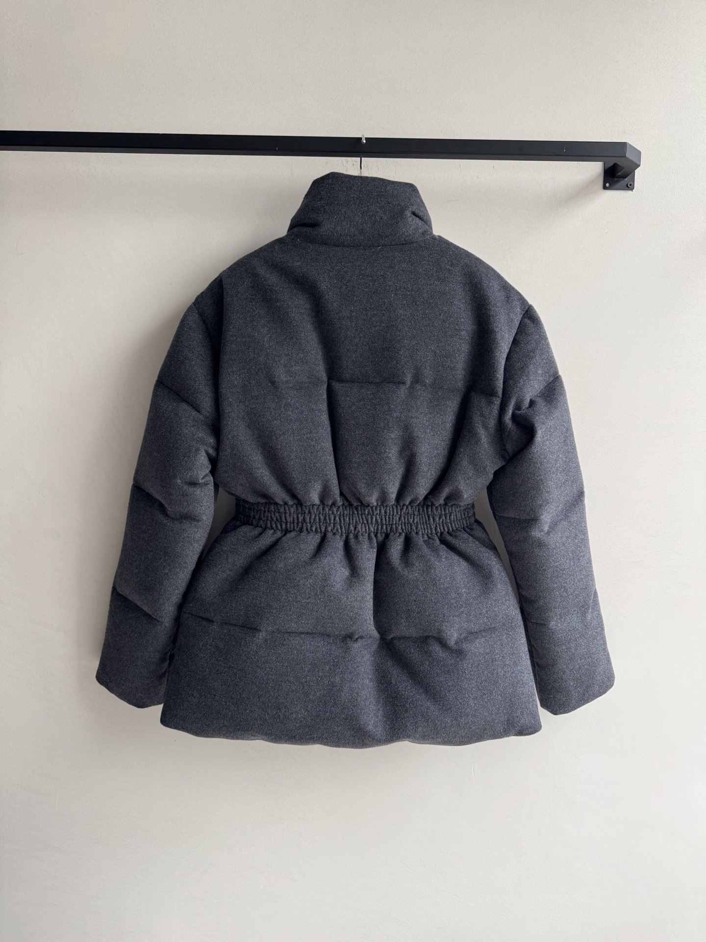 Prad*🆕新款中长款收腰羽绒服，连帽鸭绒加衬，立衣领 袖口带弹力，拉链和纽扣开合，拉链式嵌线袋，弹力束