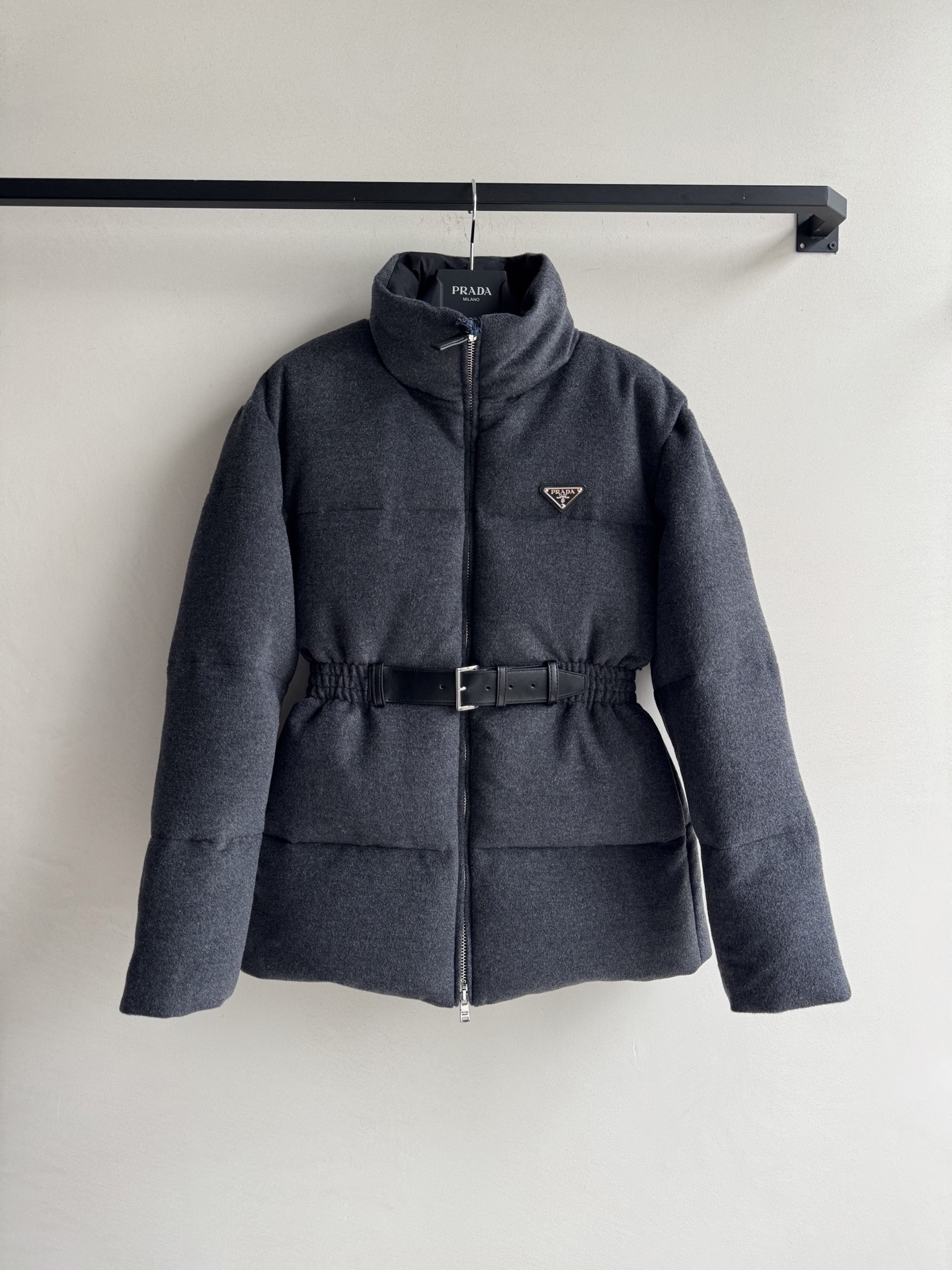 Prad*🆕新款中长款收腰羽绒服，连帽鸭绒加衬，立衣领 袖口带弹力，拉链和纽扣开合，拉链式嵌线袋，弹力束