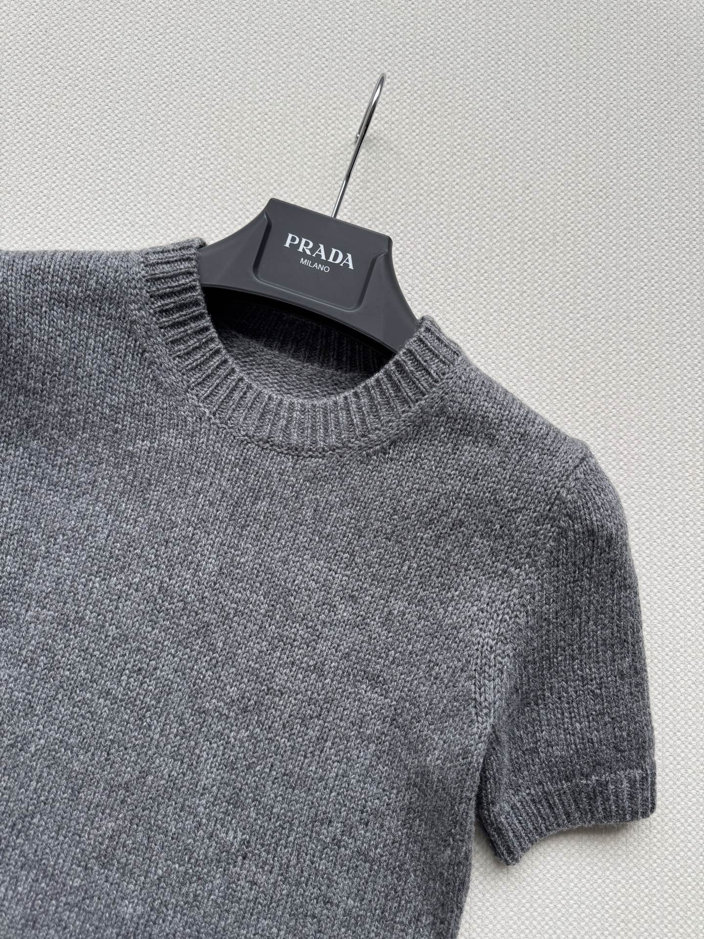 Prar*🆕25Fw早秋新款 复古羊绒针织短袖上衣 ⚠独家开发！高版出品！入秋的最佳实穿选手 可叠穿的系