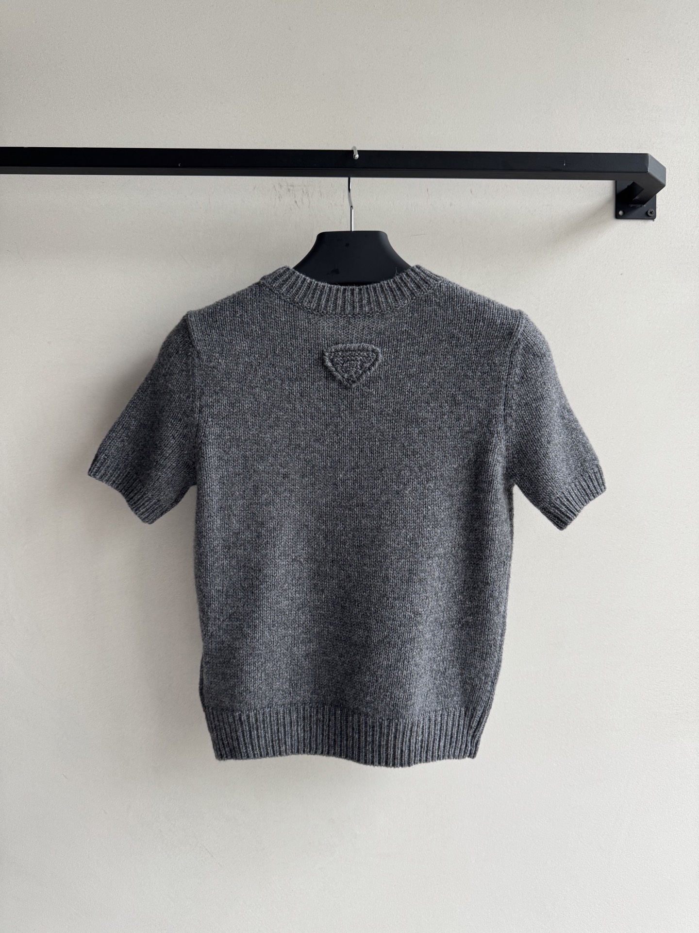 Prar*🆕25Fw早秋新款 复古羊绒针织短袖上衣 ⚠独家开发！高版出品！入秋的最佳实穿选手 可叠穿的系