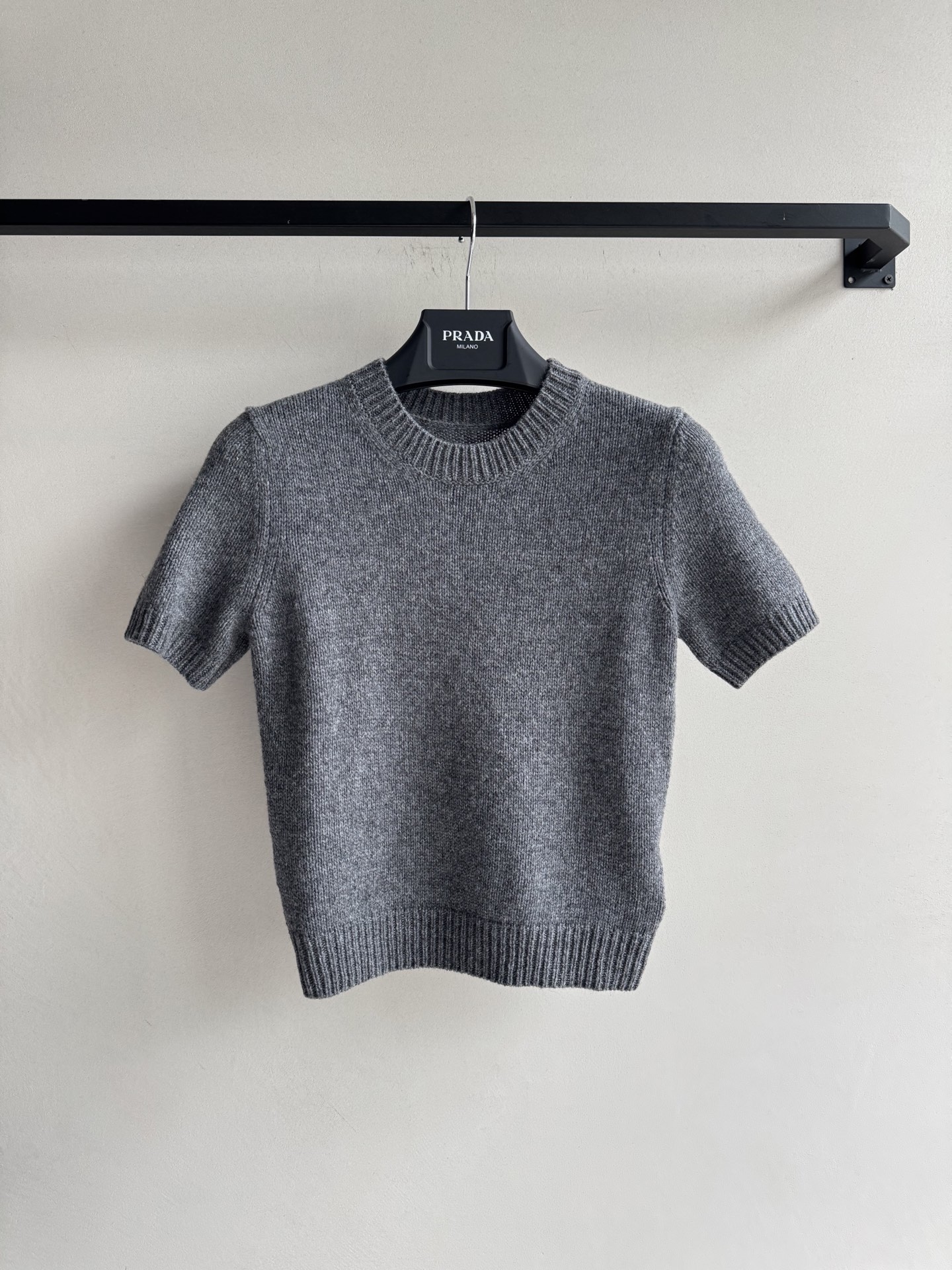 Prar*🆕25Fw早秋新款 复古羊绒针织短袖上衣 ⚠独家开发！高版出品！入秋的最佳实穿选手 可叠穿的系