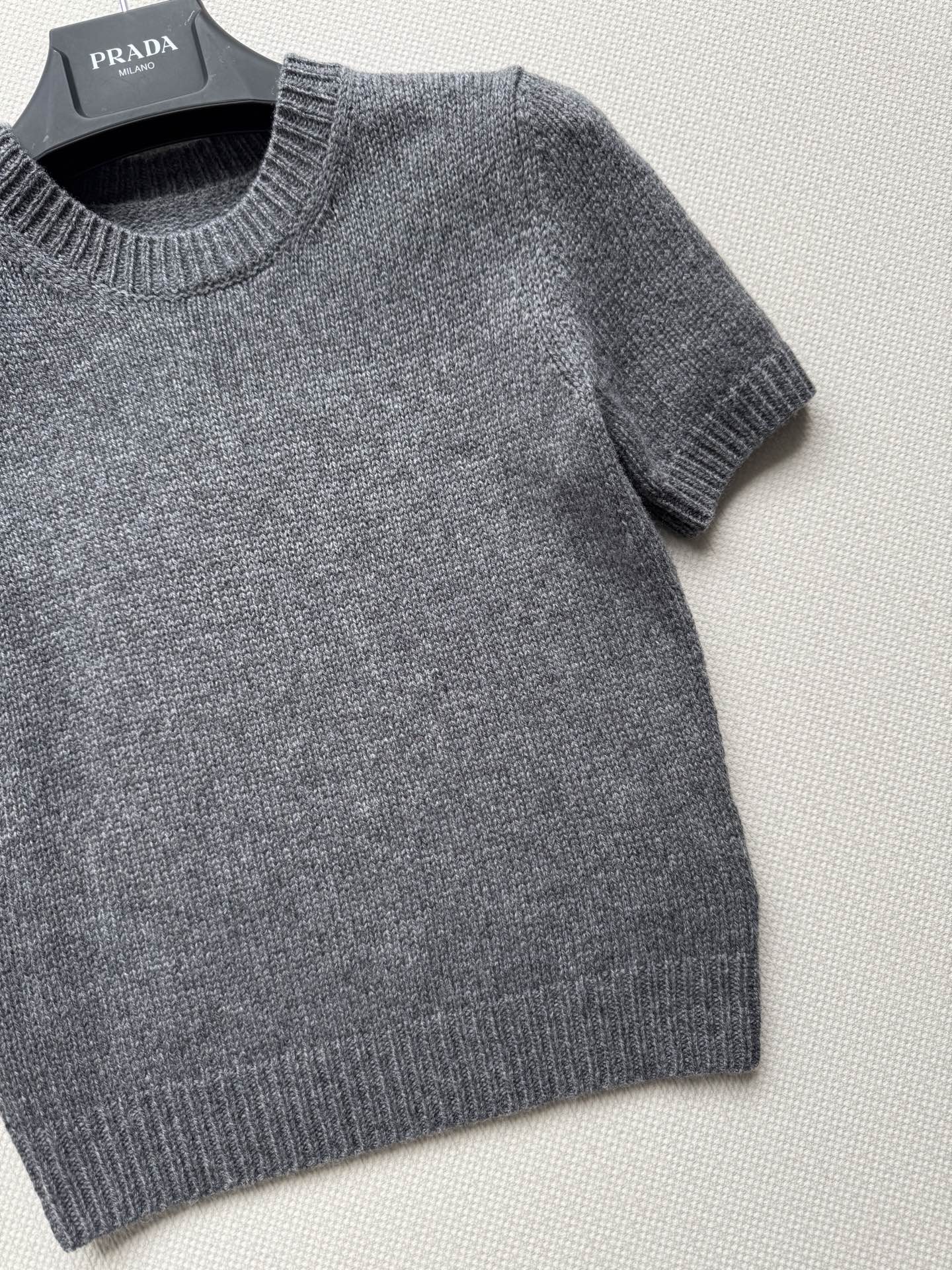 Prar*🆕25Fw早秋新款 复古羊绒针织短袖上衣 ⚠独家开发！高版出品！入秋的最佳实穿选手 可叠穿的系