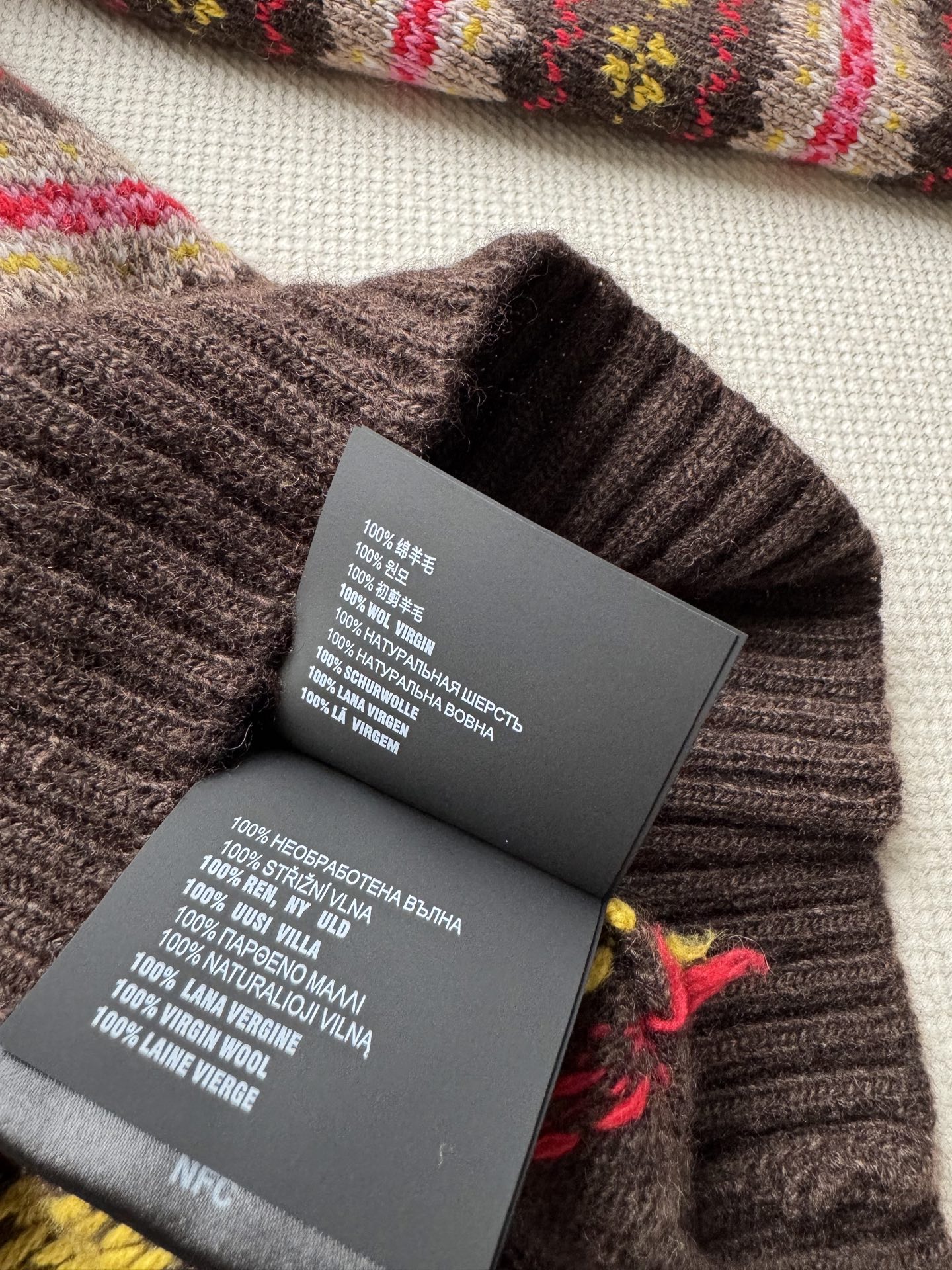 Miumi*🆕复古条纹毛衣直接把冬日氛围感拉满 深棕条纹款配色浓郁又复古，像把秋日森林穿身上，小花纹精致