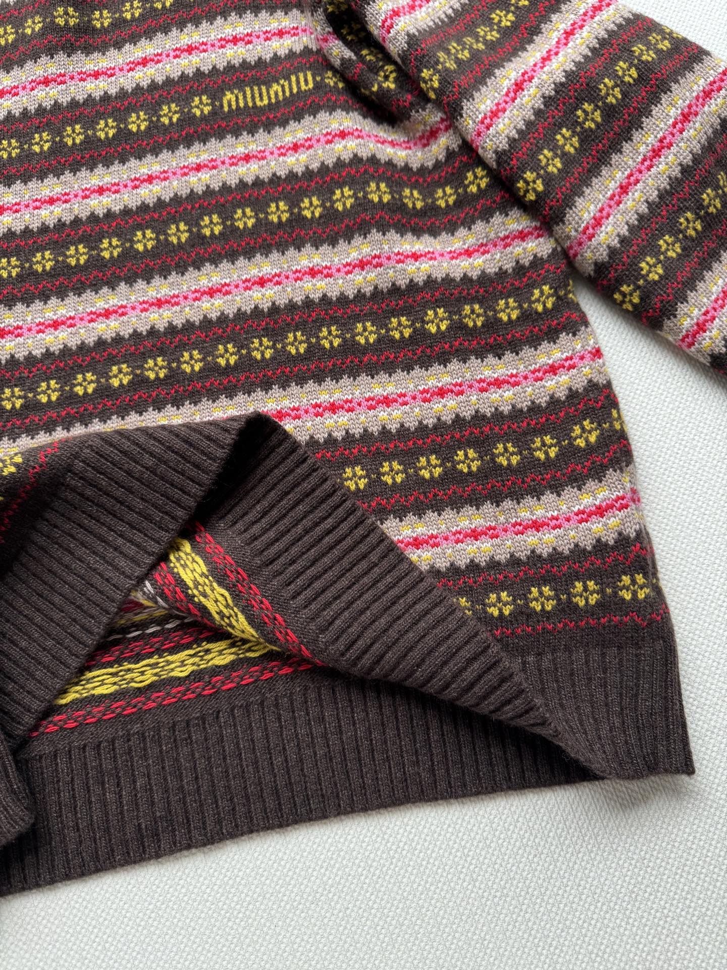 Miumi*🆕复古条纹毛衣直接把冬日氛围感拉满 深棕条纹款配色浓郁又复古，像把秋日森林穿身上，小花纹精致