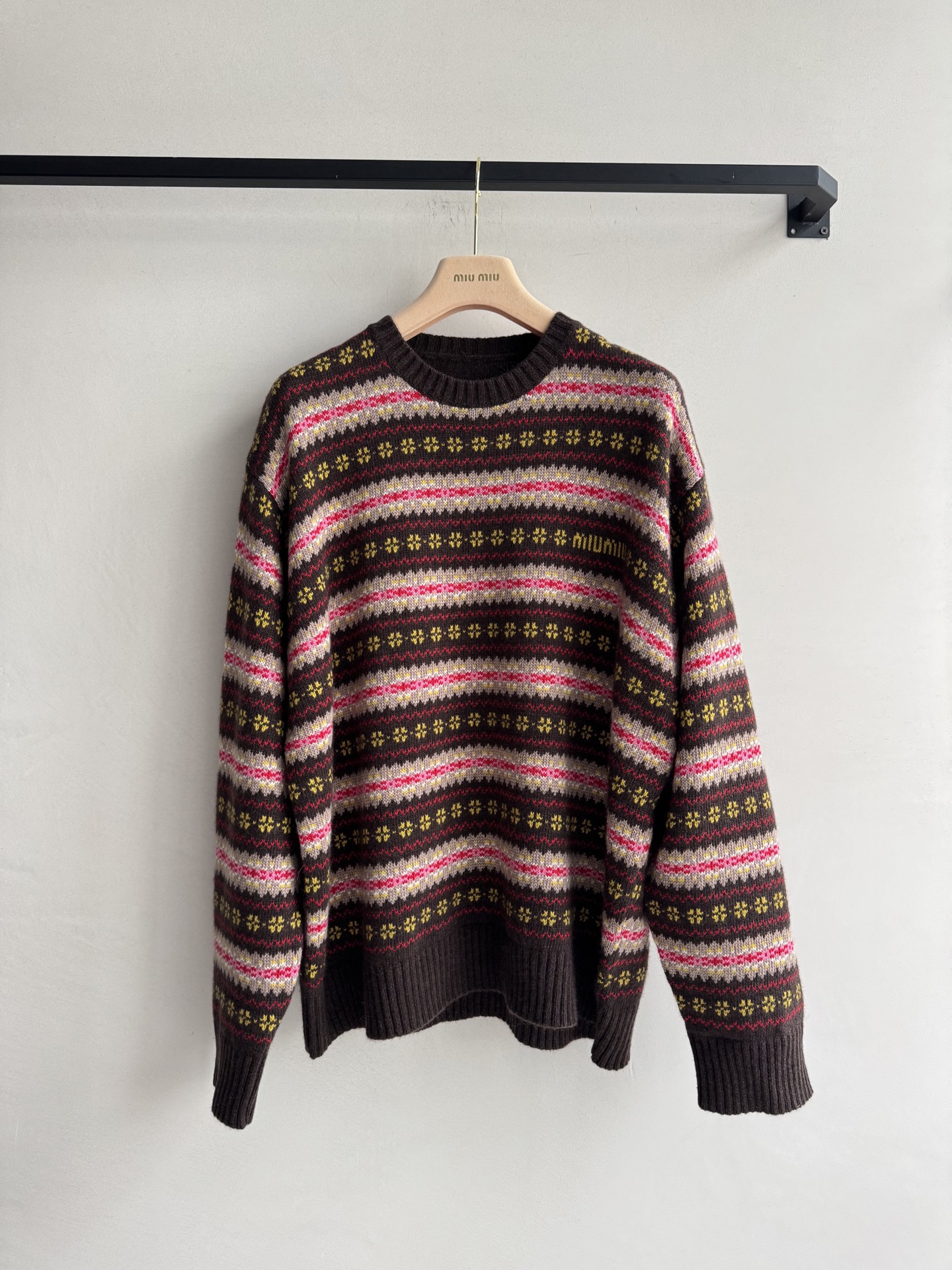 Miumi*🆕复古条纹毛衣直接把冬日氛围感拉满 深棕条纹款配色浓郁又复古，像把秋日森林穿身上，小花纹精致