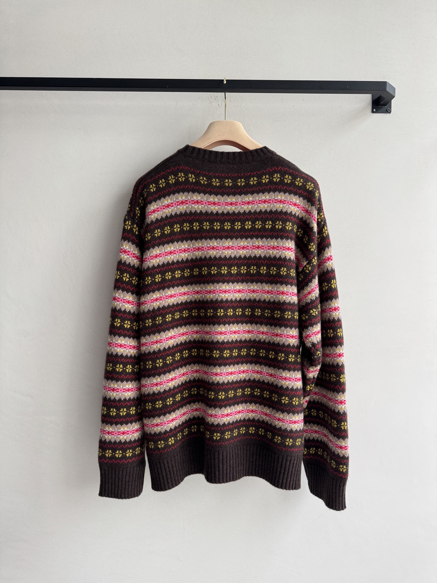 Miumi*🆕复古条纹毛衣直接把冬日氛围感拉满 深棕条纹款配色浓郁又复古，像把秋日森林穿身上，小花纹精致