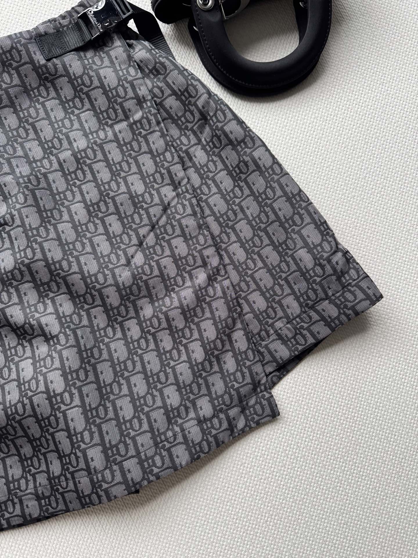 Dio*🆕2025新品裙裤定制YB进口提花冲锋材质 质感光泽 挺括有型大身满铺老钱感字母提花图案一片式遮