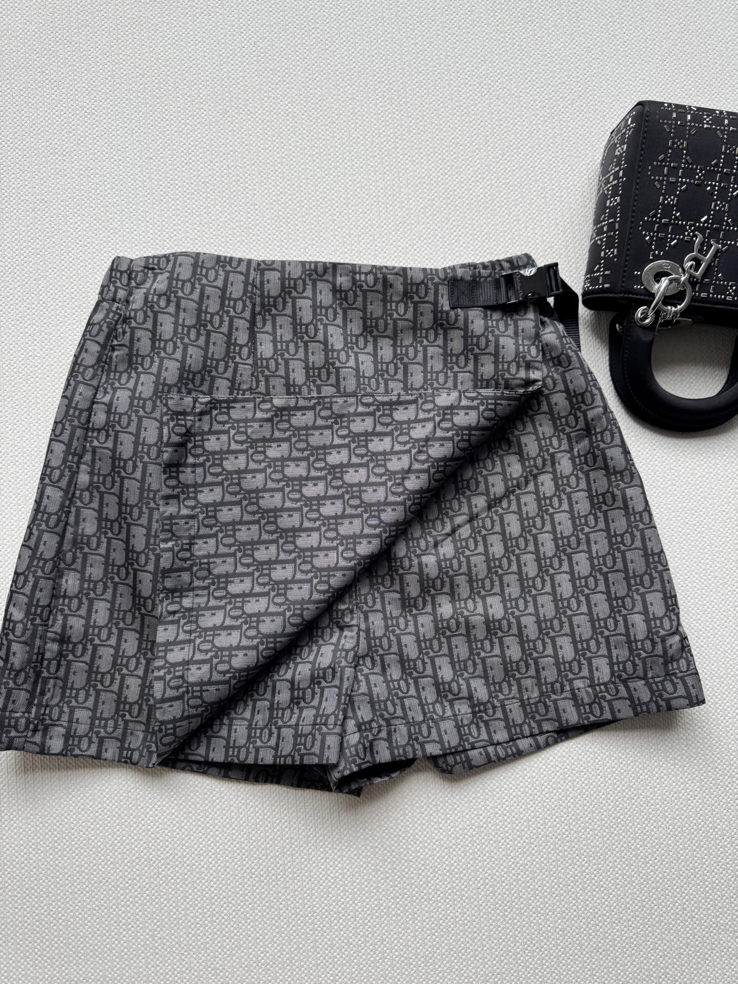 Dio*🆕2025新品裙裤定制YB进口提花冲锋材质 质感光泽 挺括有型大身满铺老钱感字母提花图案一片式遮