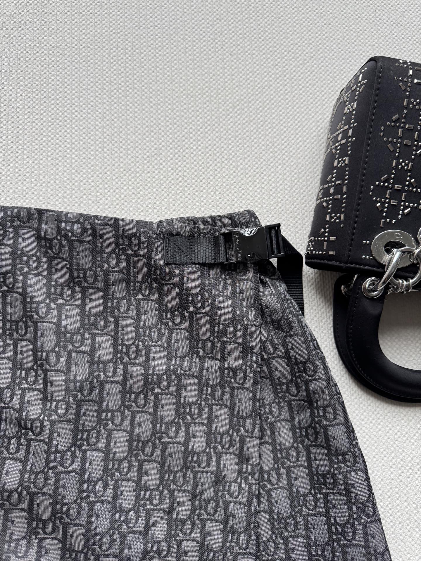 Dio*🆕2025新品裙裤定制YB进口提花冲锋材质 质感光泽 挺括有型大身满铺老钱感字母提花图案一片式遮