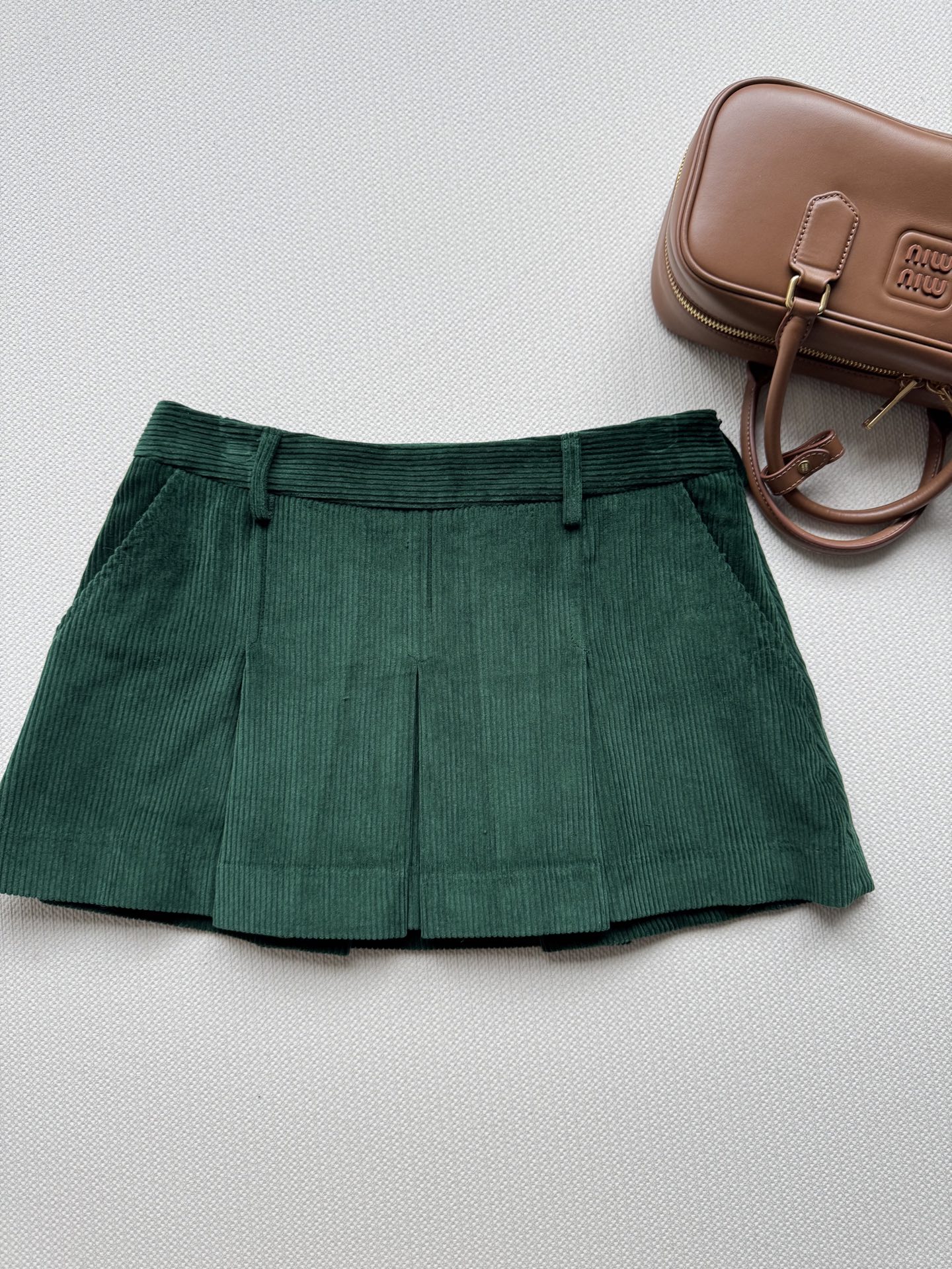 Miumi*🆕25Fw早秋新款 知性分子学院风灯芯绒压褶半裙 原版开发！高版出品！定染宝石绿💚！甜酷兼备