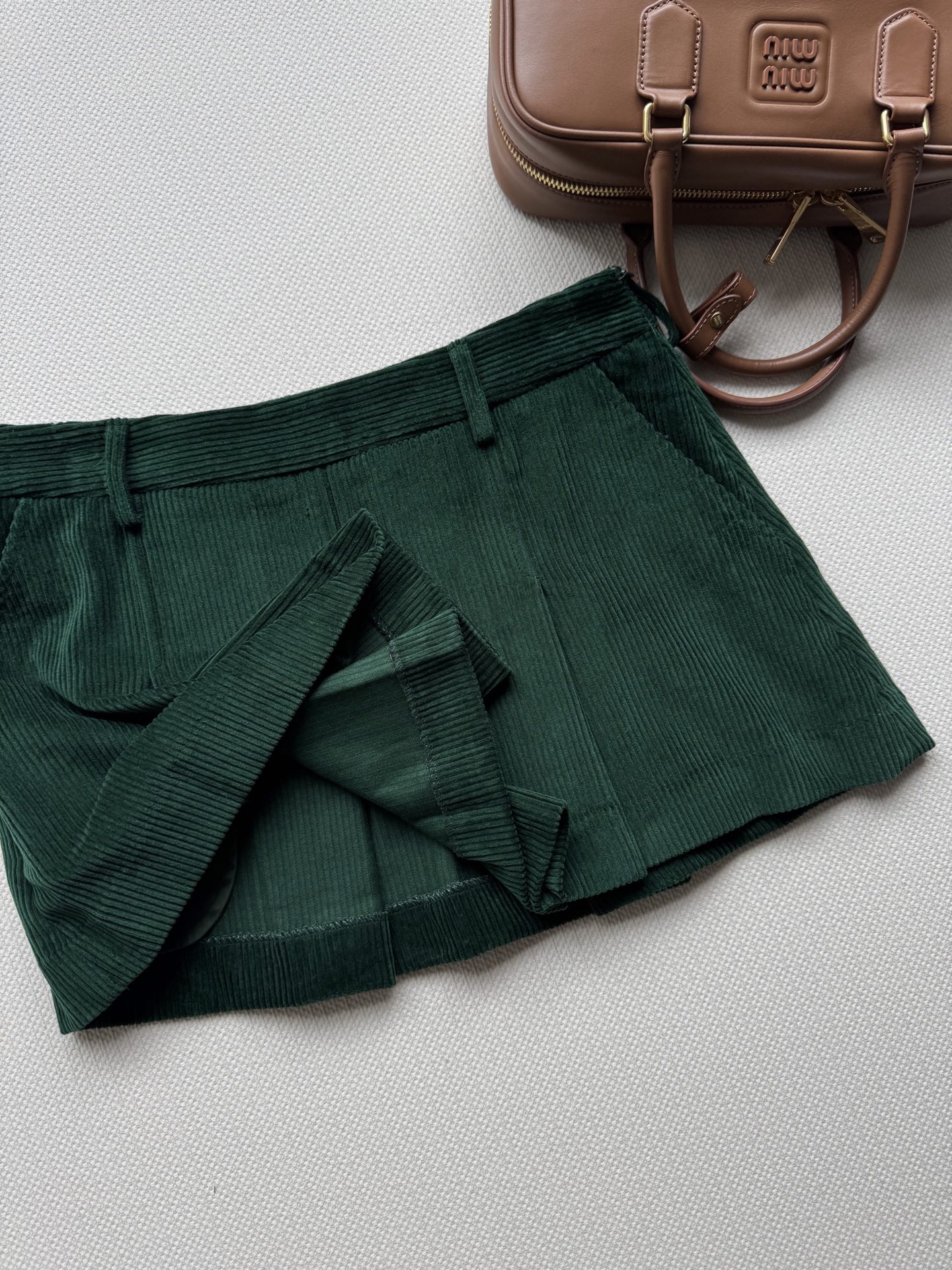Miumi*🆕25Fw早秋新款 知性分子学院风灯芯绒压褶半裙 原版开发！高版出品！定染宝石绿💚！甜酷兼备