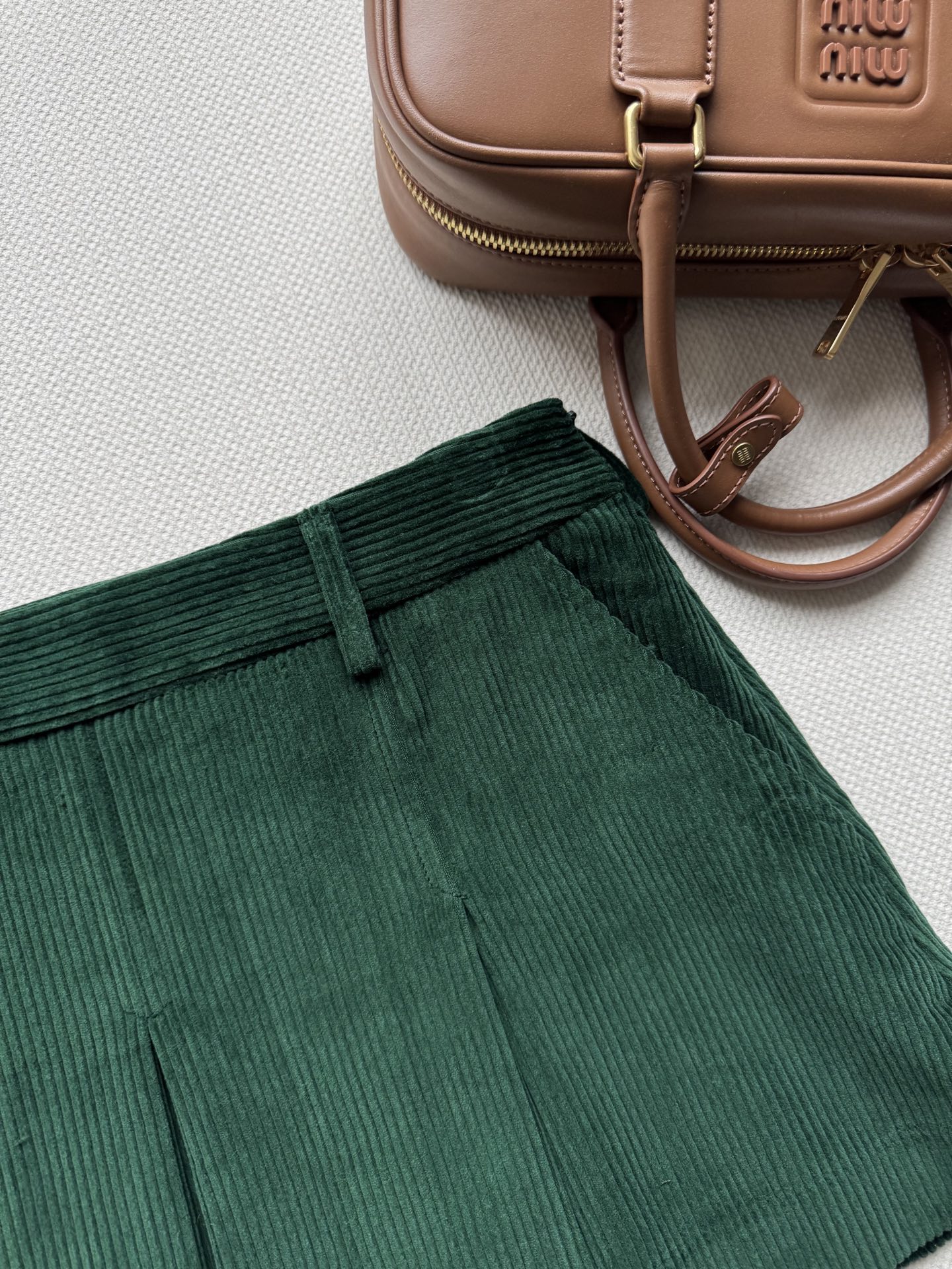 Miumi*🆕25Fw早秋新款 知性分子学院风灯芯绒压褶半裙 原版开发！高版出品！定染宝石绿💚！甜酷兼备