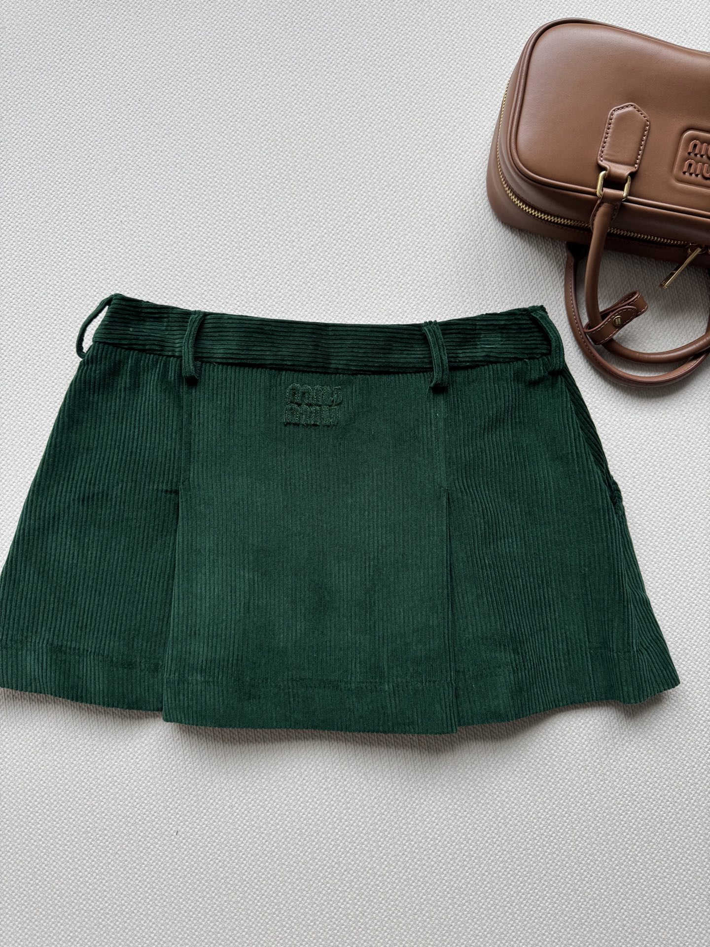 Miumi*🆕25Fw早秋新款 知性分子学院风灯芯绒压褶半裙 原版开发！高版出品！定染宝石绿💚！甜酷兼备