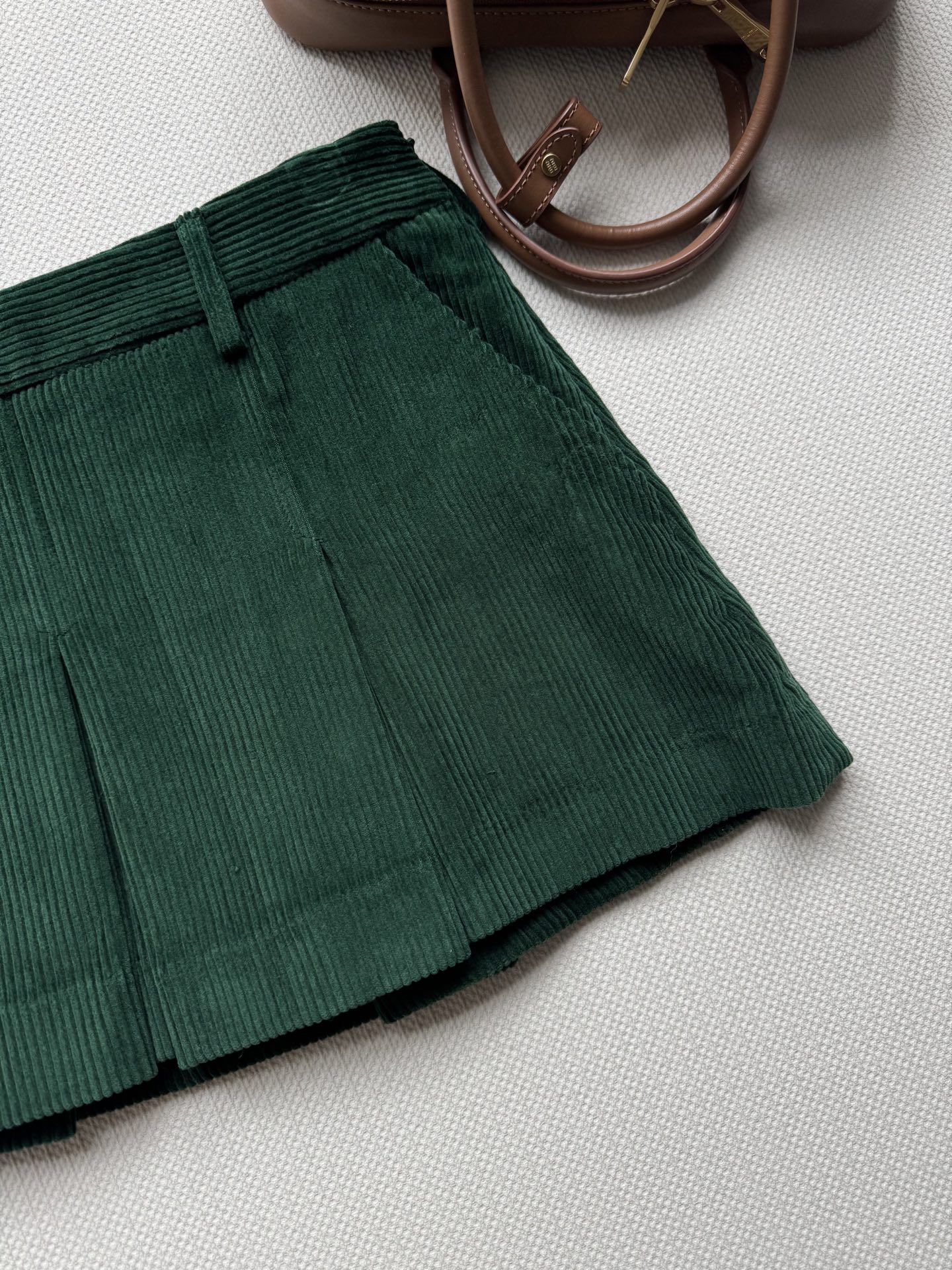 Miumi*🆕25Fw早秋新款 知性分子学院风灯芯绒压褶半裙 原版开发！高版出品！定染宝石绿💚！甜酷兼备