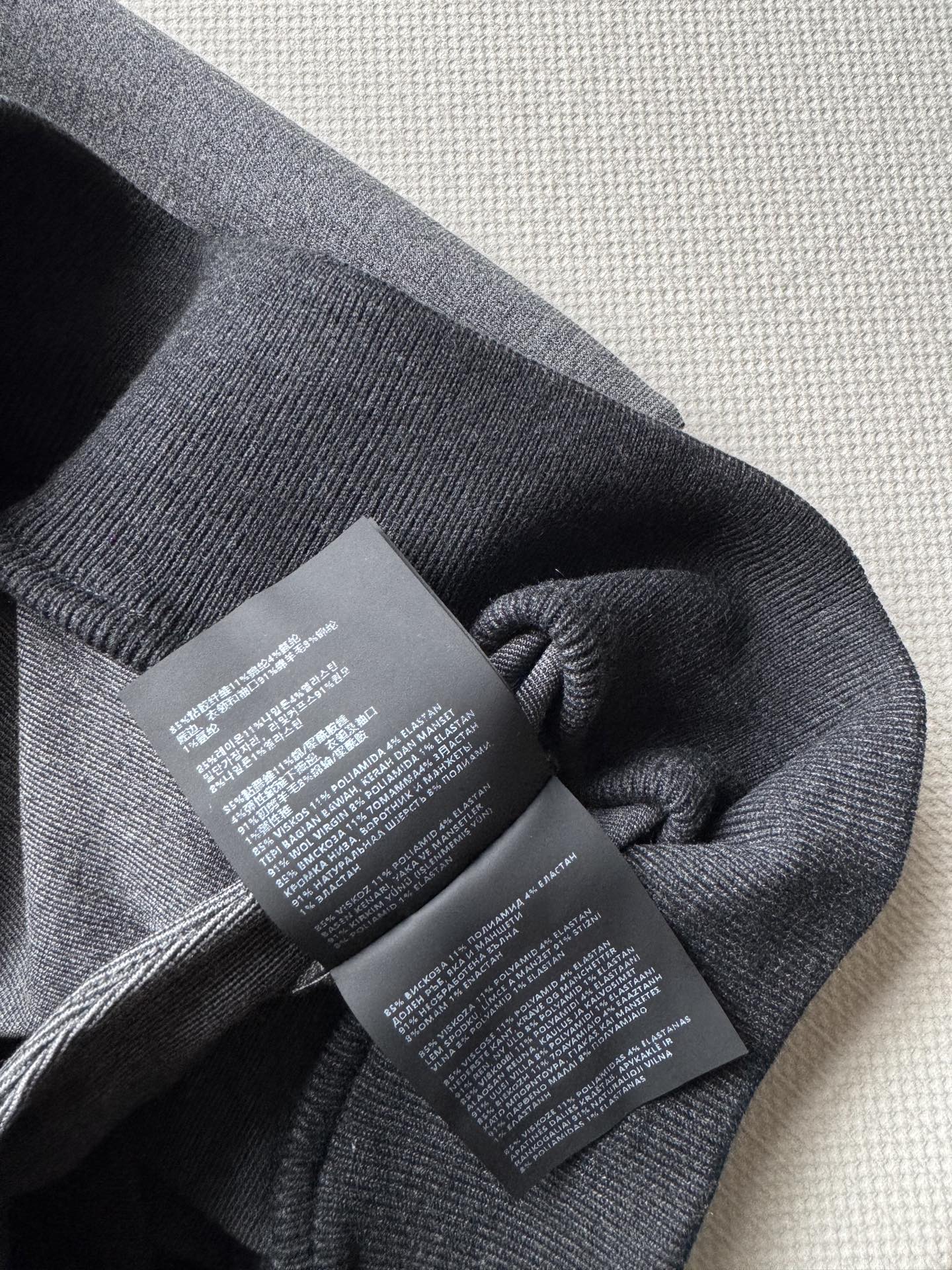 Miumi* 25Fw早秋新款 斜拉链翻领卫衣丨原版开发！高版出品！拉链式翻领既休闲又cool🕶斜拉链设