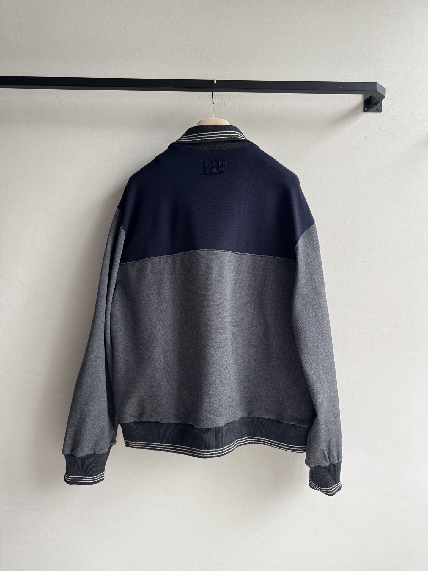 Miumi* 25Fw早秋新款 斜拉链翻领卫衣丨原版开发！高版出品！拉链式翻领既休闲又cool🕶斜拉链设