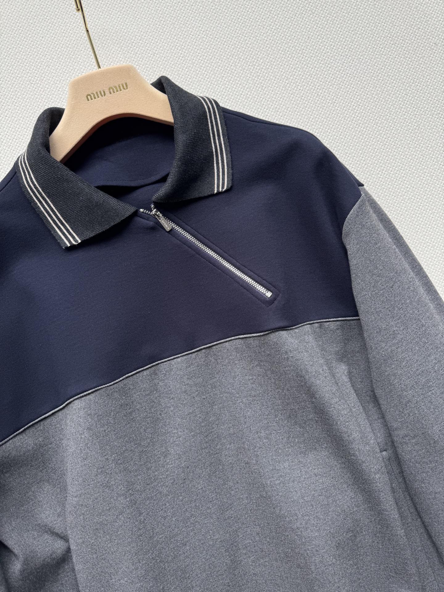 Miumi* 25Fw早秋新款 斜拉链翻领卫衣丨原版开发！高版出品！拉链式翻领既休闲又cool🕶斜拉链设