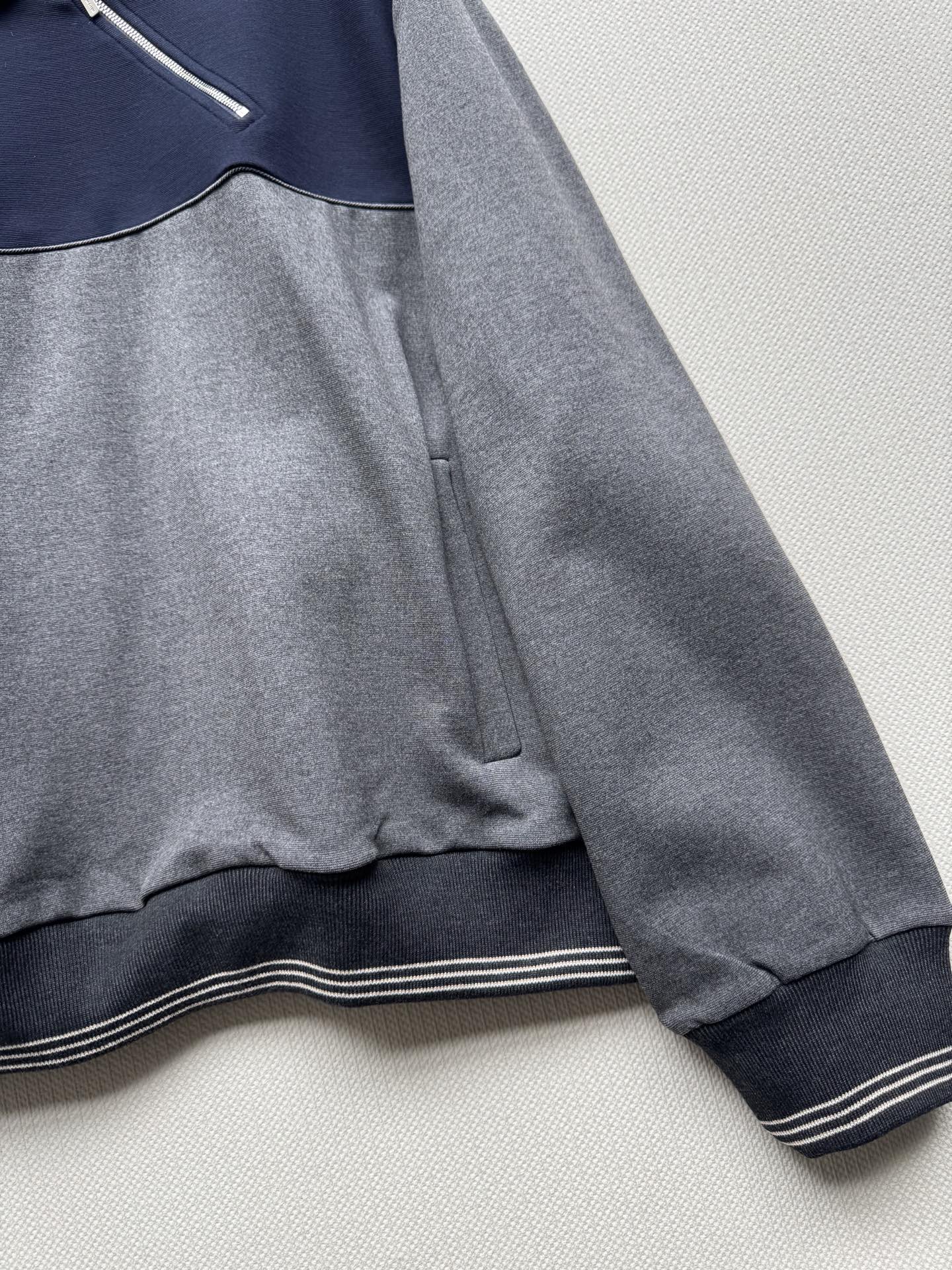 Miumi* 25Fw早秋新款 斜拉链翻领卫衣丨原版开发！高版出品！拉链式翻领既休闲又cool🕶斜拉链设