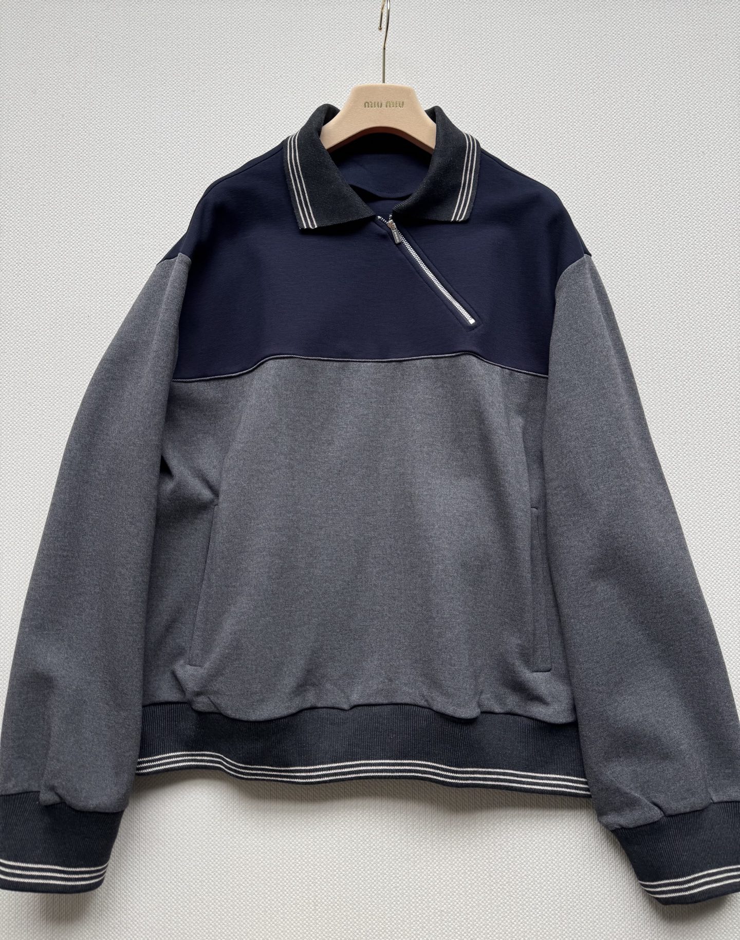 Miumi* 25Fw早秋新款 斜拉链翻领卫衣丨原版开发！高版出品！拉链式翻领既休闲又cool🕶斜拉链设