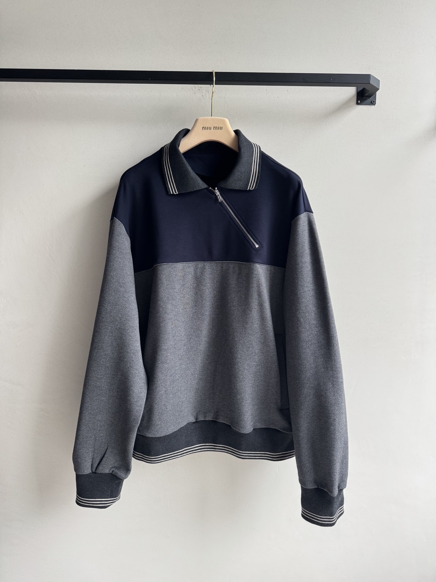 Miumi* 25Fw早秋新款 斜拉链翻领卫衣丨原版开发！高版出品！拉链式翻领既休闲又cool🕶斜拉链设