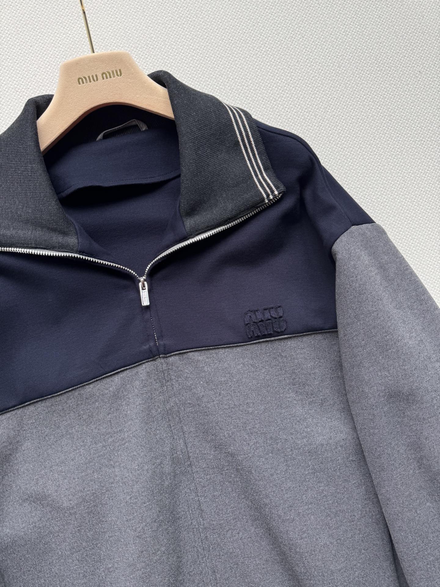 Miumi*🆕25Fw早秋新款 美拉德色系拼接拉链外套 原版开发！高版出品！定制面料 拿到手有一定的分量