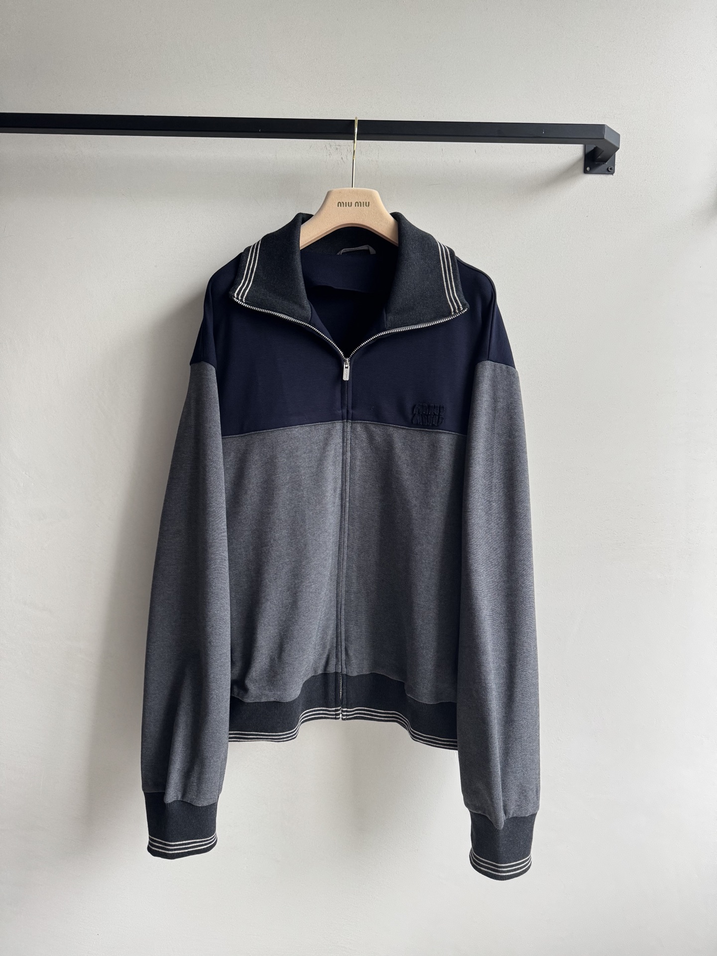 Miumi*🆕25Fw早秋新款 美拉德色系拼接拉链外套 原版开发！高版出品！定制面料 拿到手有一定的分量