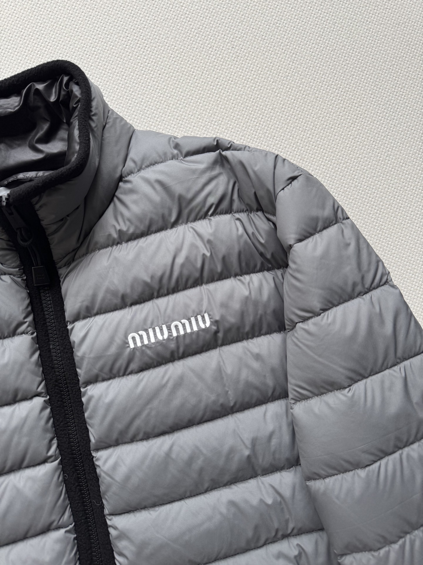 Miumi* 🆕25Fw秋冬新款 徽标刺绣轻薄款羽绒服外套丨原版开发！高版出品！填充新国标90白鹅绒，面