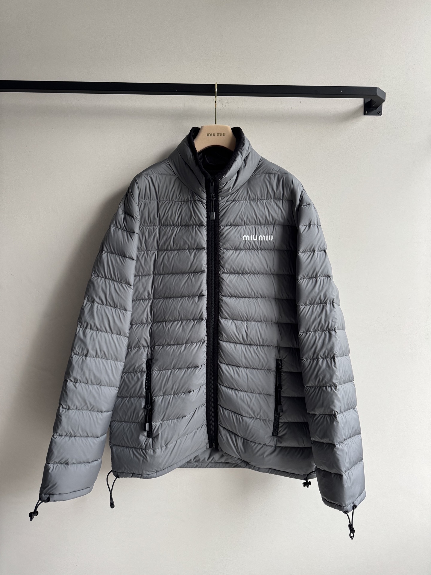 Miumi* 🆕25Fw秋冬新款 徽标刺绣轻薄款羽绒服外套丨原版开发！高版出品！填充新国标90白鹅绒，面