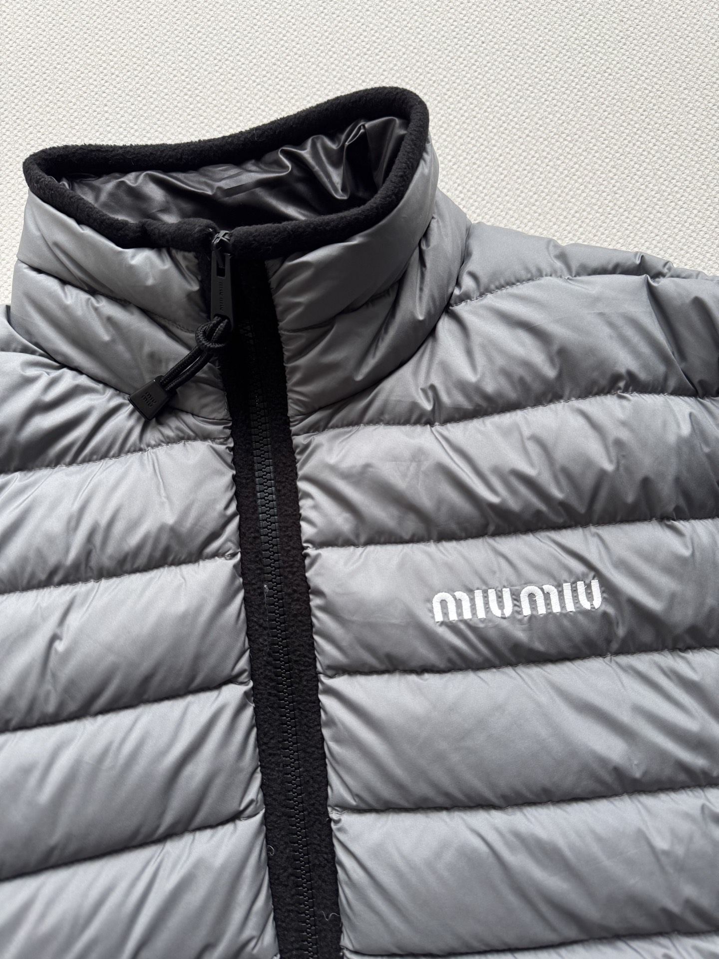 Miumi* 🆕25Fw秋冬新款 徽标刺绣轻薄款羽绒服外套丨原版开发！高版出品！填充新国标90白鹅绒，面