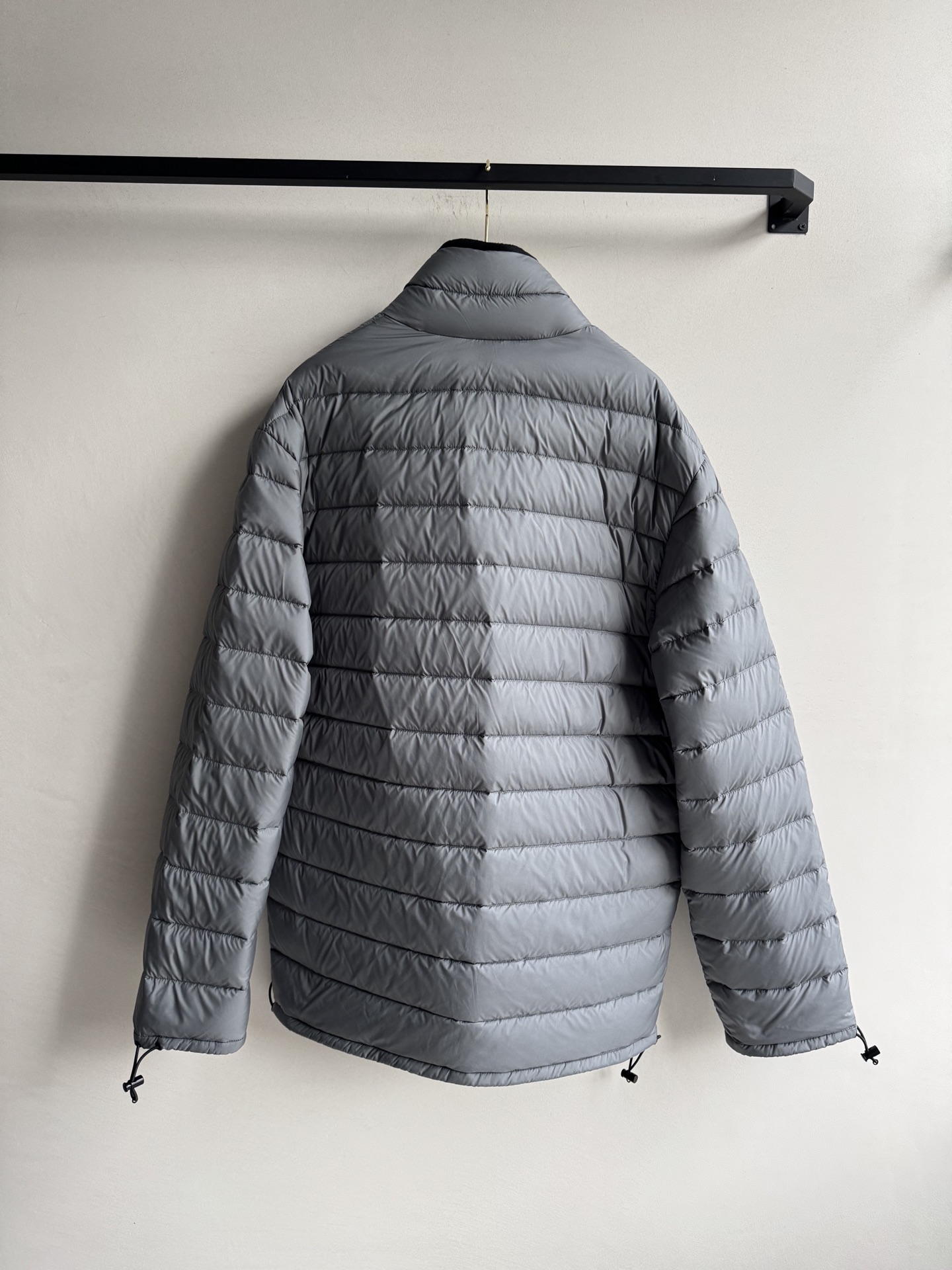 Miumi* 🆕25Fw秋冬新款 徽标刺绣轻薄款羽绒服外套丨原版开发！高版出品！填充新国标90白鹅绒，面
