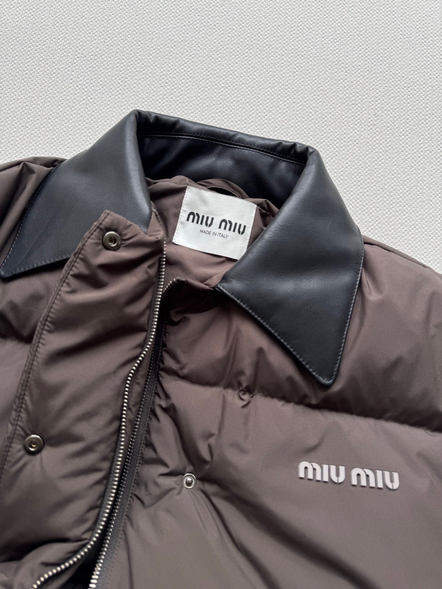 Miumi*🆕25秋冬专柜同步！本季必入！今年新色 棕色 不可错过的夹克羽绒服！经典落肩廓形百搭时髦又高