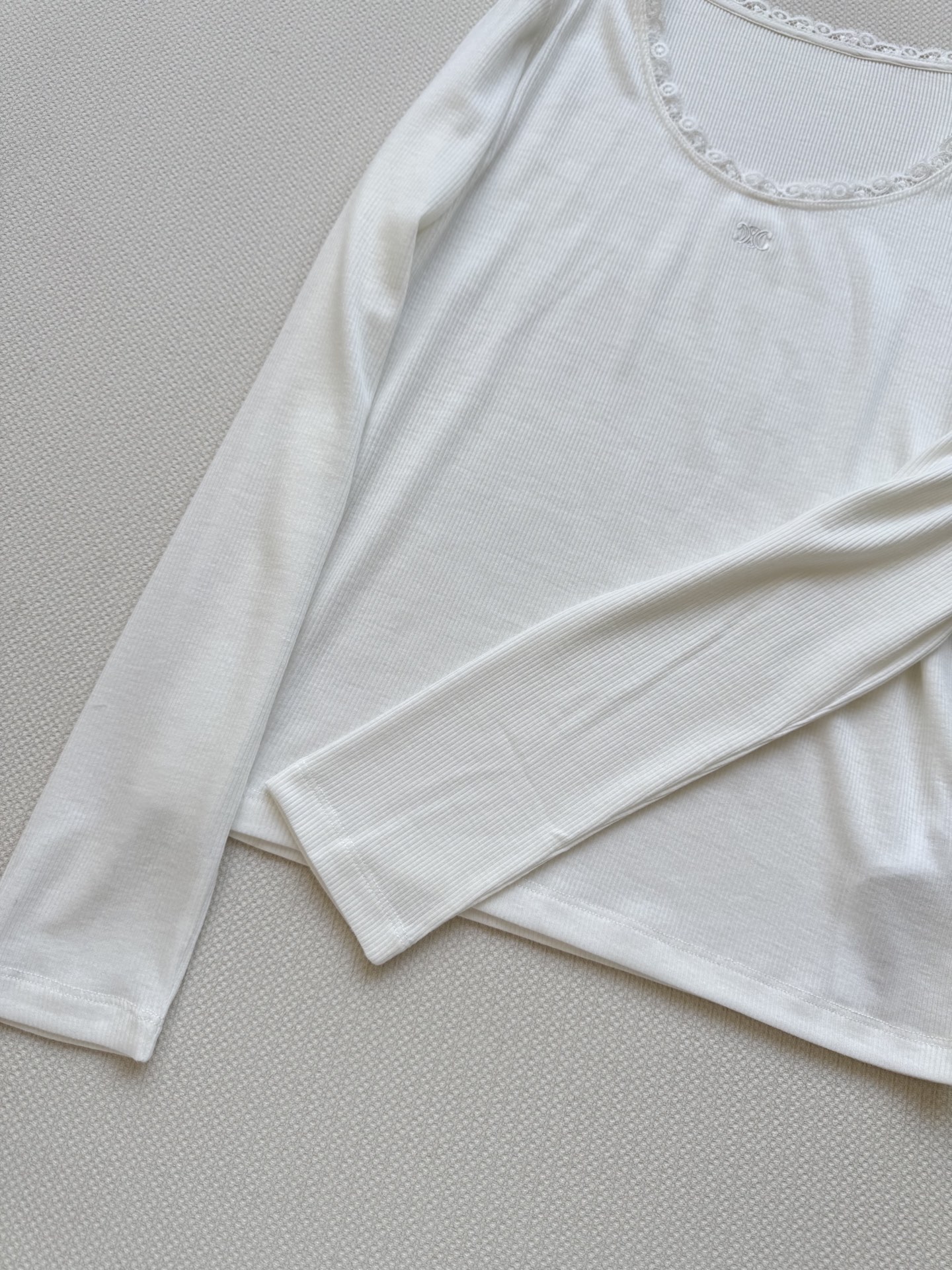 Celin*🆕新款，好穿百搭打底衫，刺绣花边领点缀，凯旋门logo😘ＳＭＬ.