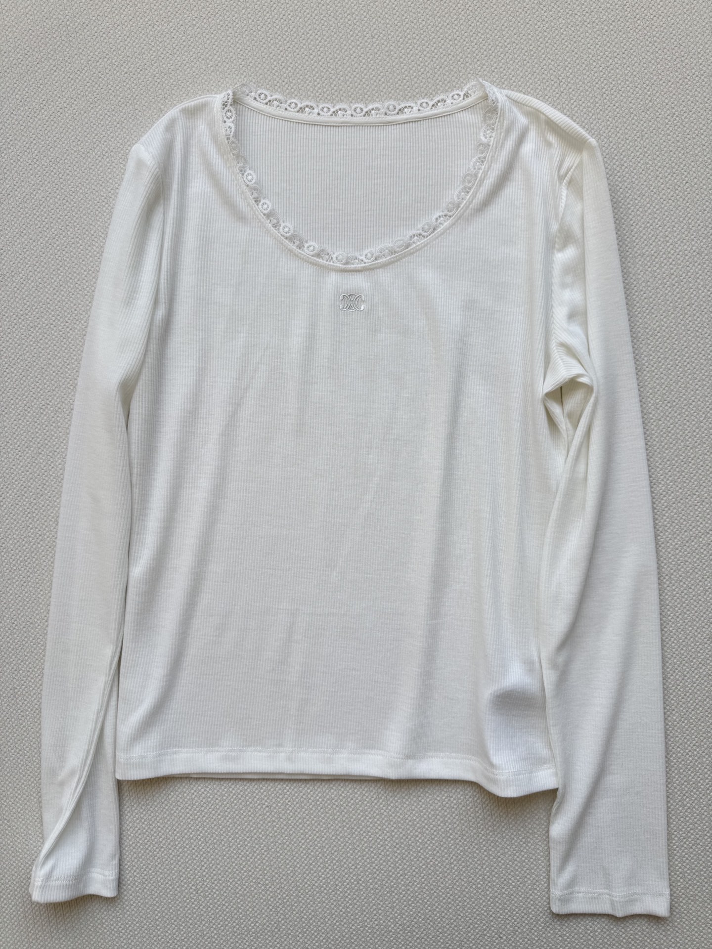 Celin*🆕新款，好穿百搭打底衫，刺绣花边领点缀，凯旋门logo😘ＳＭＬ.