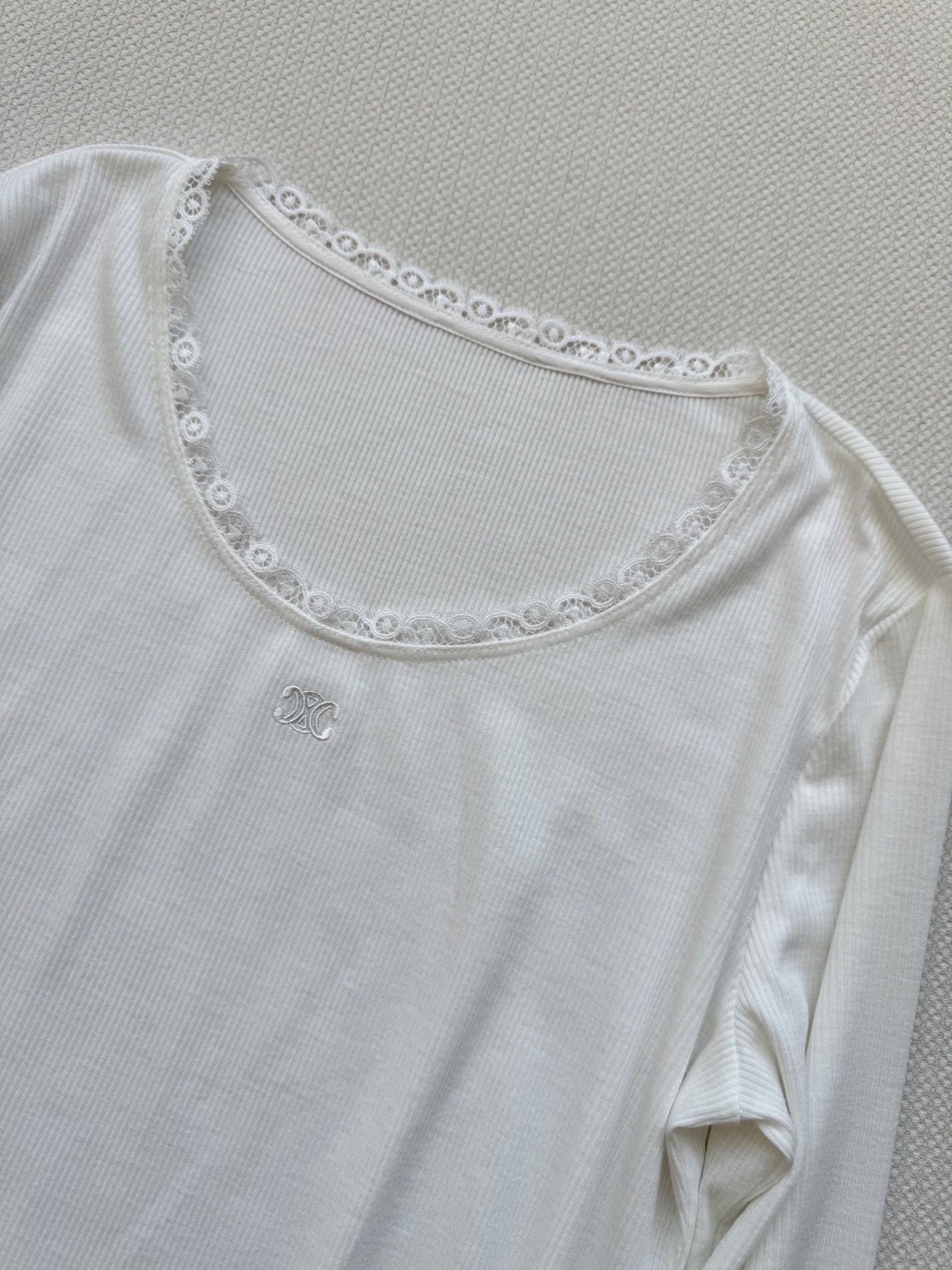 Celin*🆕新款，好穿百搭打底衫，刺绣花边领点缀，凯旋门logo😘ＳＭＬ.