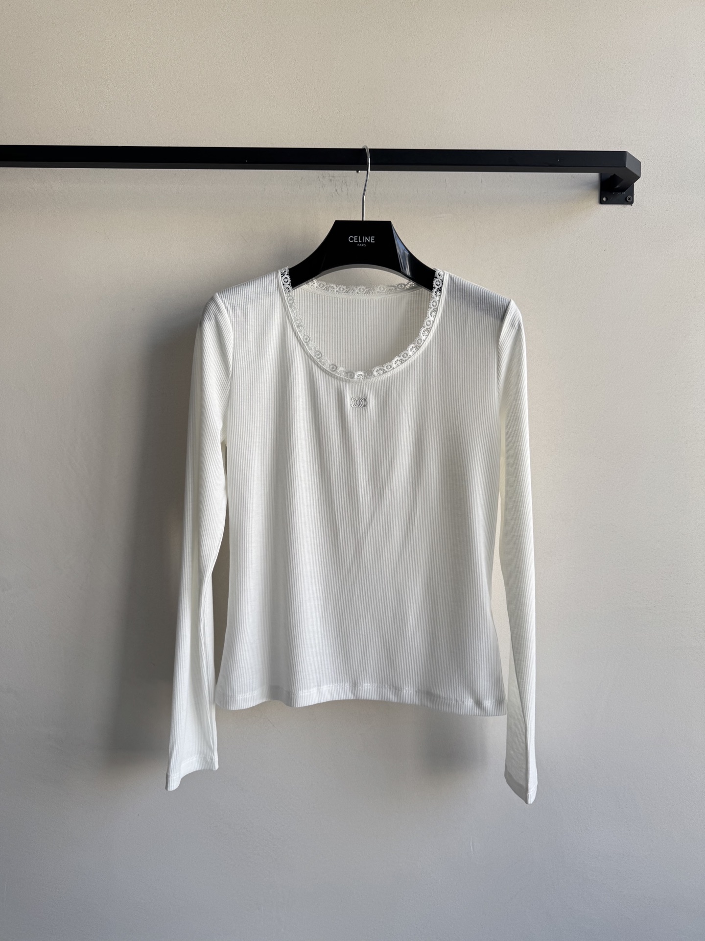 Celin*🆕新款，好穿百搭打底衫，刺绣花边领点缀，凯旋门logo😘ＳＭＬ.