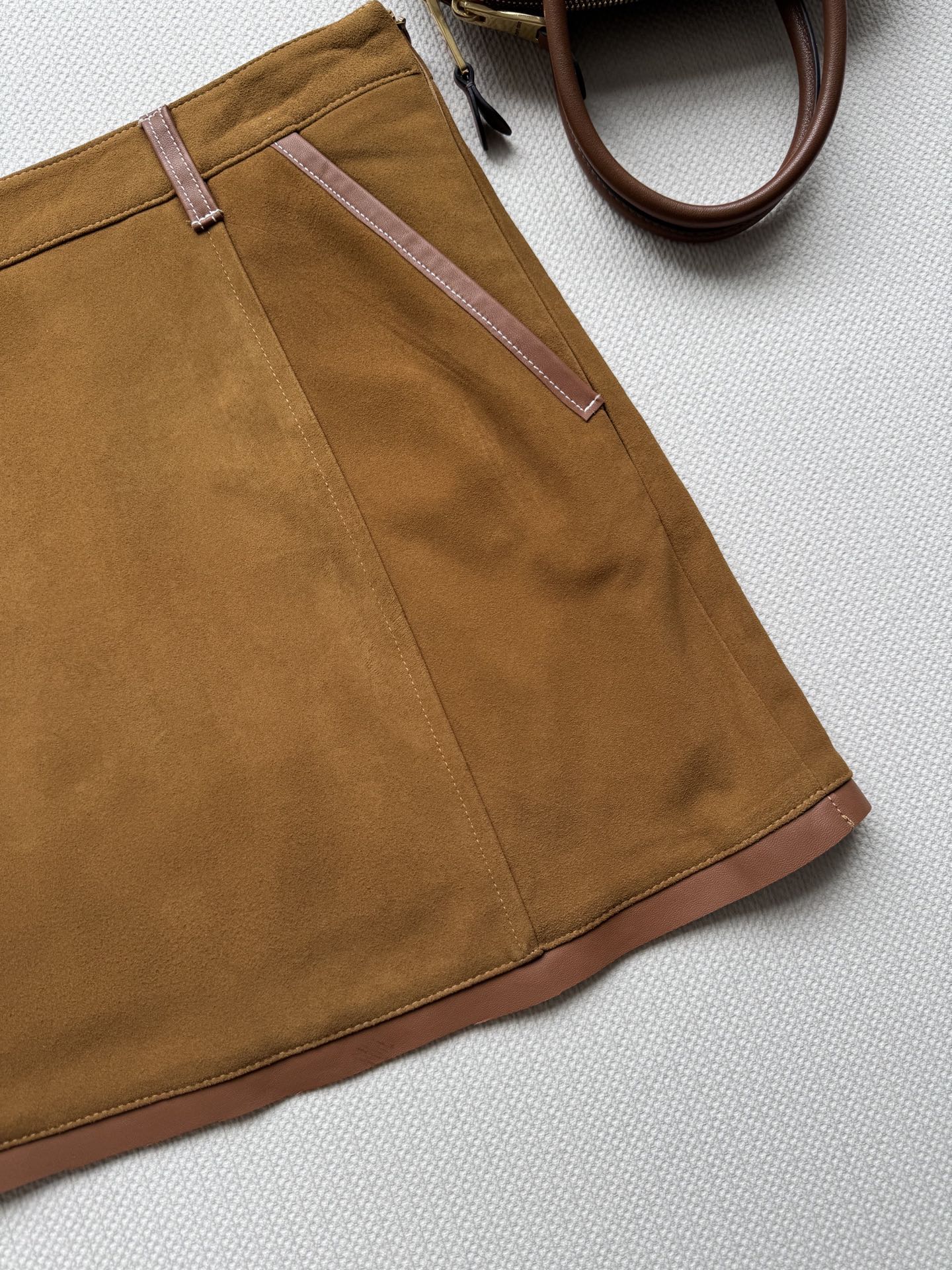 Miumi*🆕（半裙） 25Ss秋冬新款 拼接牛皮革刺绣羊皮绒原版开发！高版出品！辣妹女孩们必入单品！拍