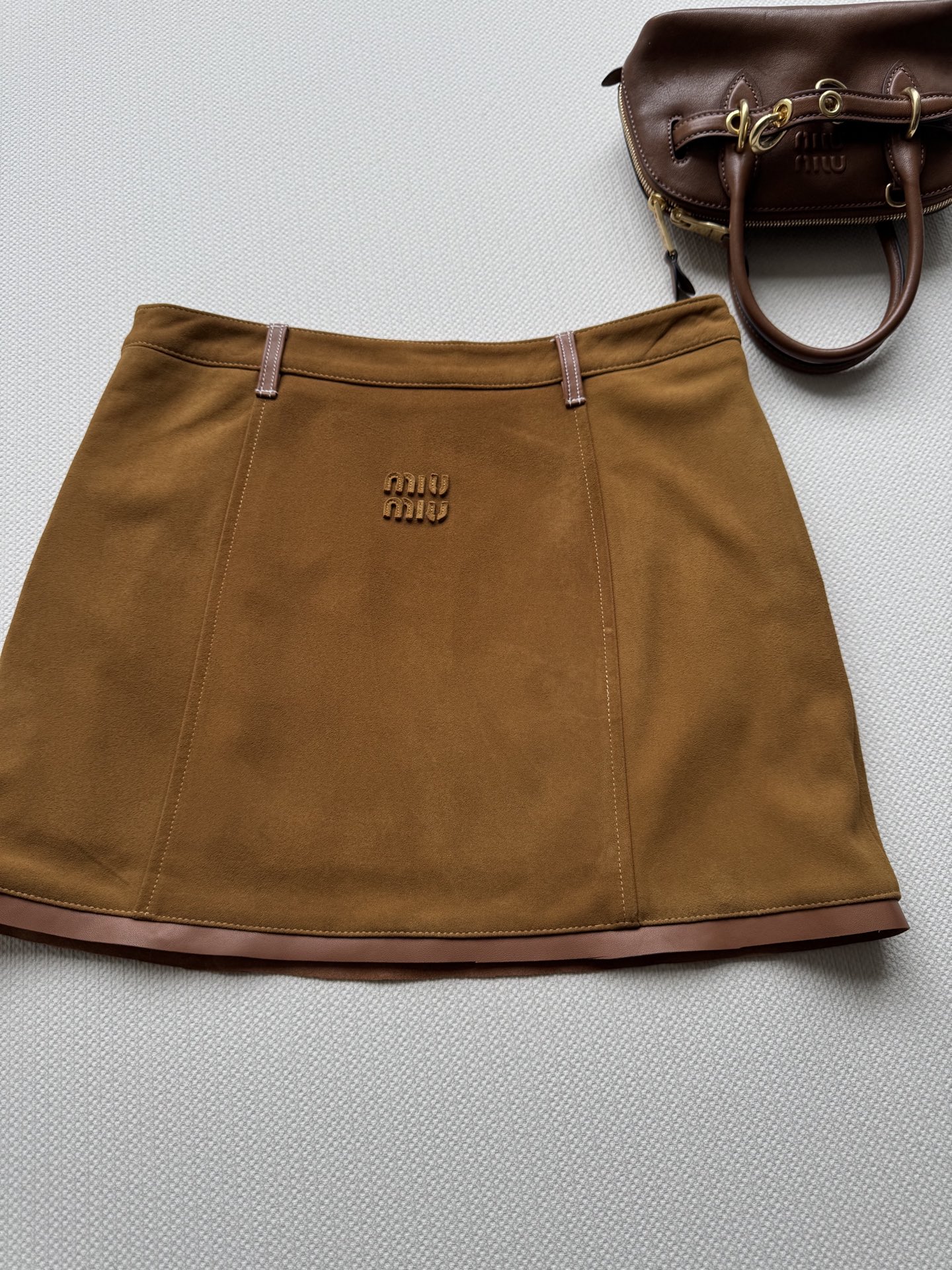 Miumi*🆕（半裙） 25Ss秋冬新款 拼接牛皮革刺绣羊皮绒原版开发！高版出品！辣妹女孩们必入单品！拍