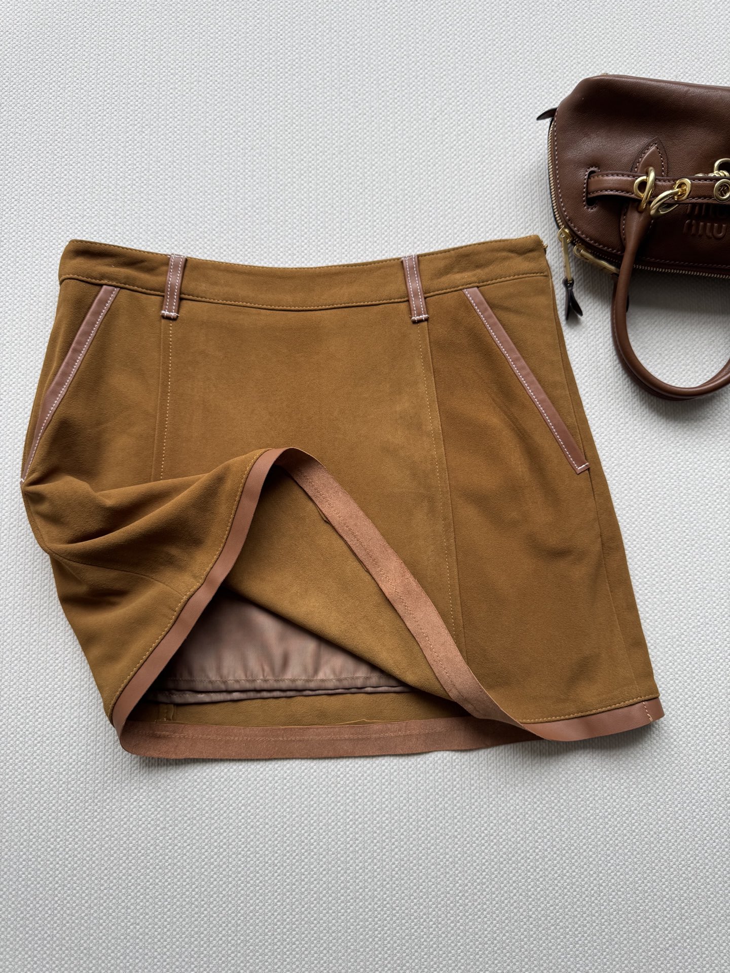 Miumi*🆕（半裙） 25Ss秋冬新款 拼接牛皮革刺绣羊皮绒原版开发！高版出品！辣妹女孩们必入单品！拍