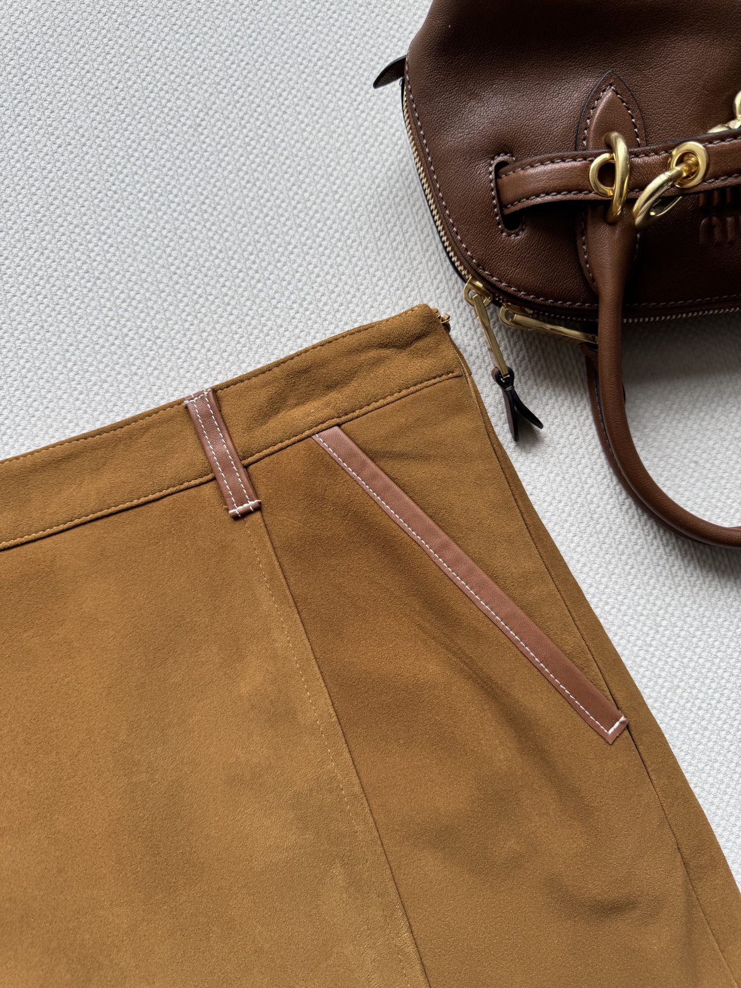 Miumi*🆕（半裙） 25Ss秋冬新款 拼接牛皮革刺绣羊皮绒原版开发！高版出品！辣妹女孩们必入单品！拍