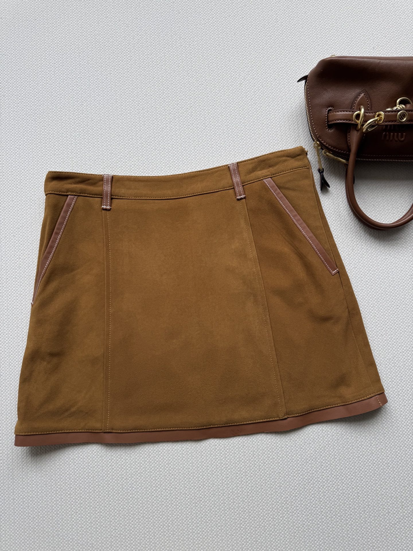 Miumi*🆕（半裙） 25Ss秋冬新款 拼接牛皮革刺绣羊皮绒原版开发！高版出品！辣妹女孩们必入单品！拍