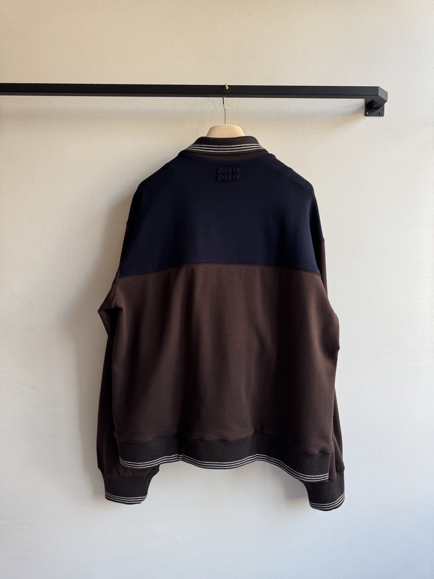 Miumi* 25Fw早秋新款 斜拉链翻领卫衣丨原版开发！高版出品！拉链式翻领既休闲又cool🕶斜拉链设